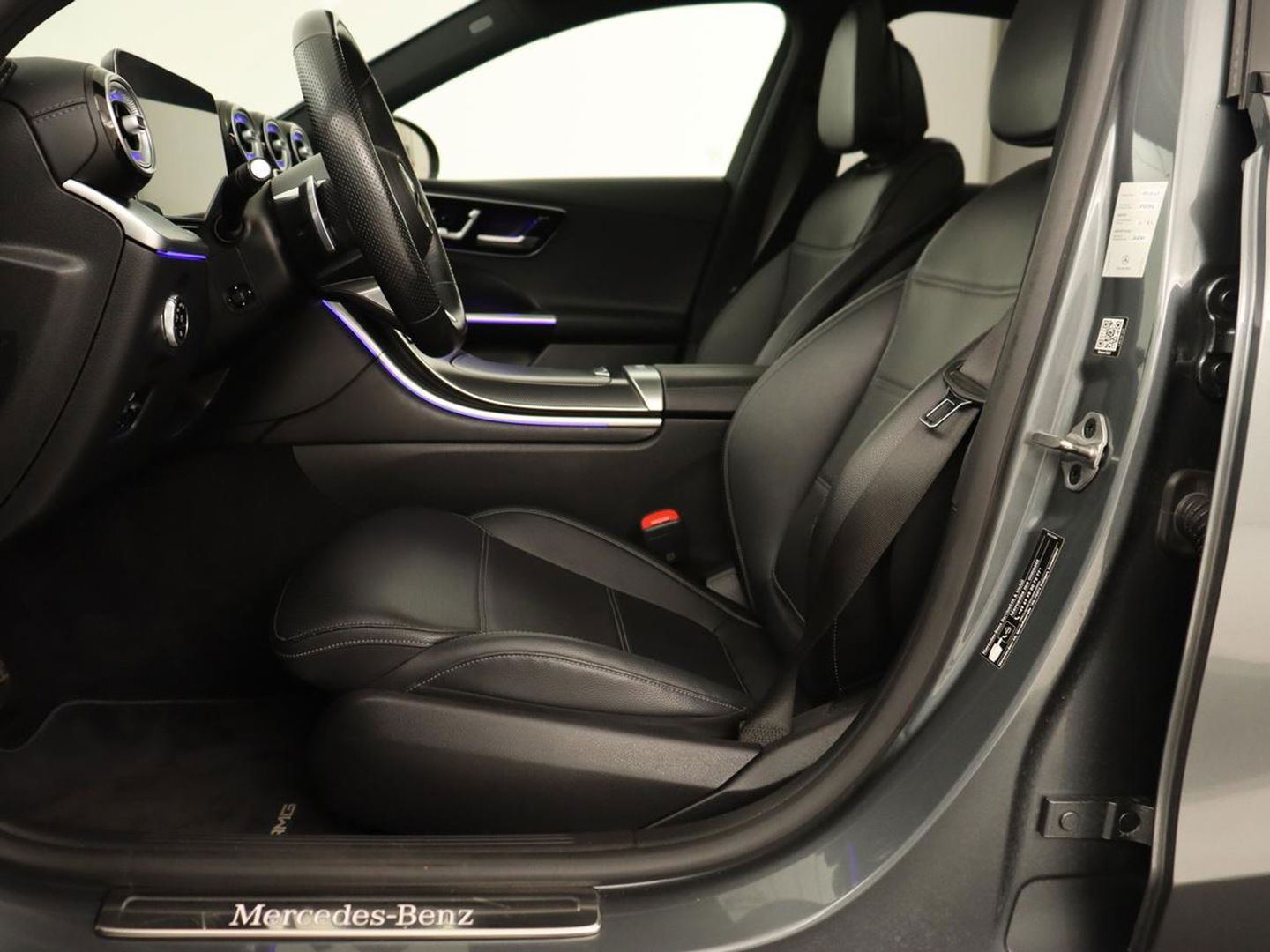 Mercedes-Benz C-Klasse 300e AMG Night | Panoramadak | Trekhaak | Sfeerverlichting | Massage | Adaptive cruise | Stoelverwarming | 360 Camera | Leder | Memory | Carplay | PHEV | Plug In