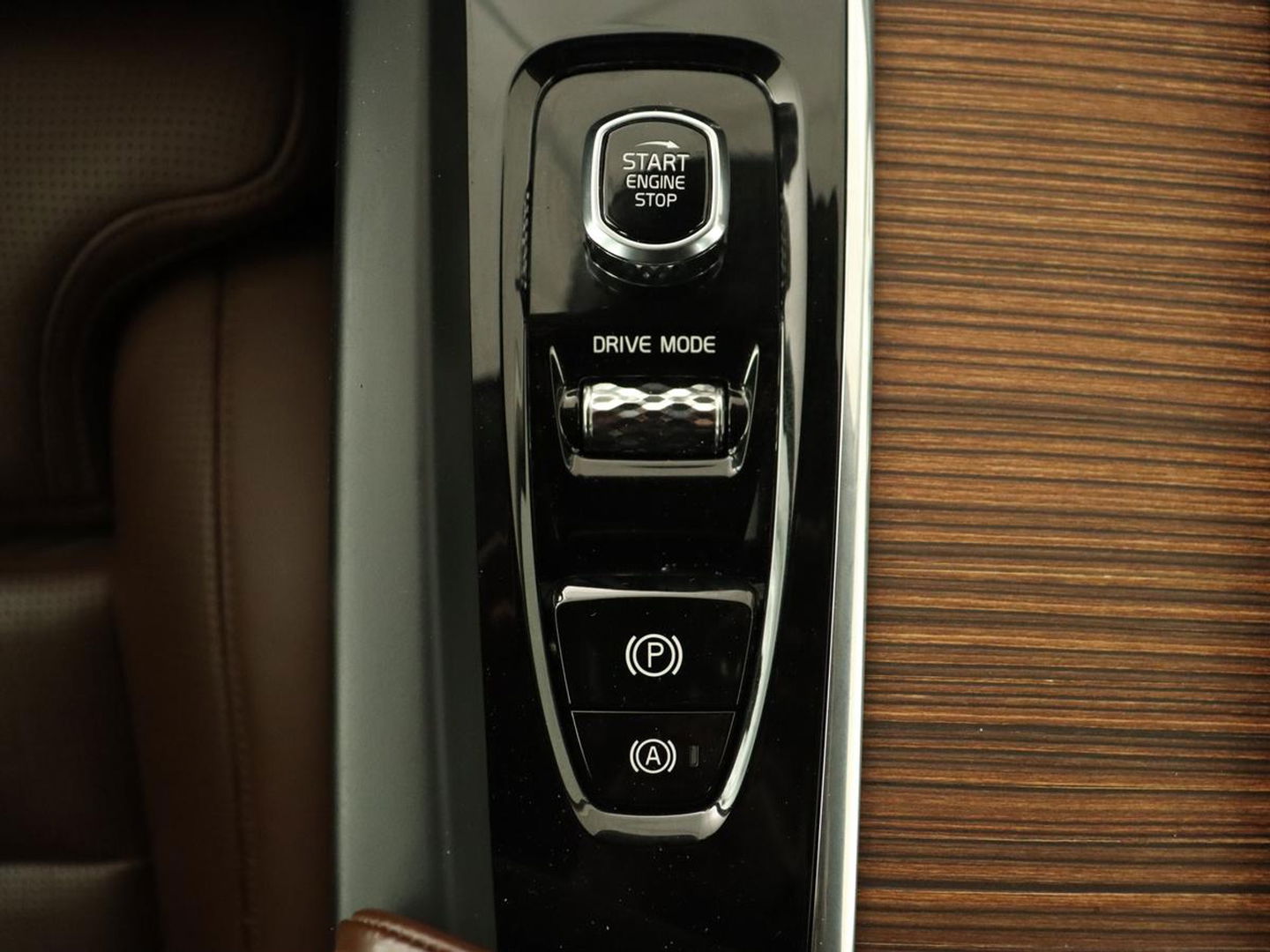Volvo XC60 2.0 T8 Twin Engine AWD Inscription | Panoramadak | Trekhaak | Stoelventilatie | Bowers & Wilkins | Head-Up | Adaptive cruise | Leder | 360 Camera | Carplay | Navigatie | Luchvering | PHEV | Plug In