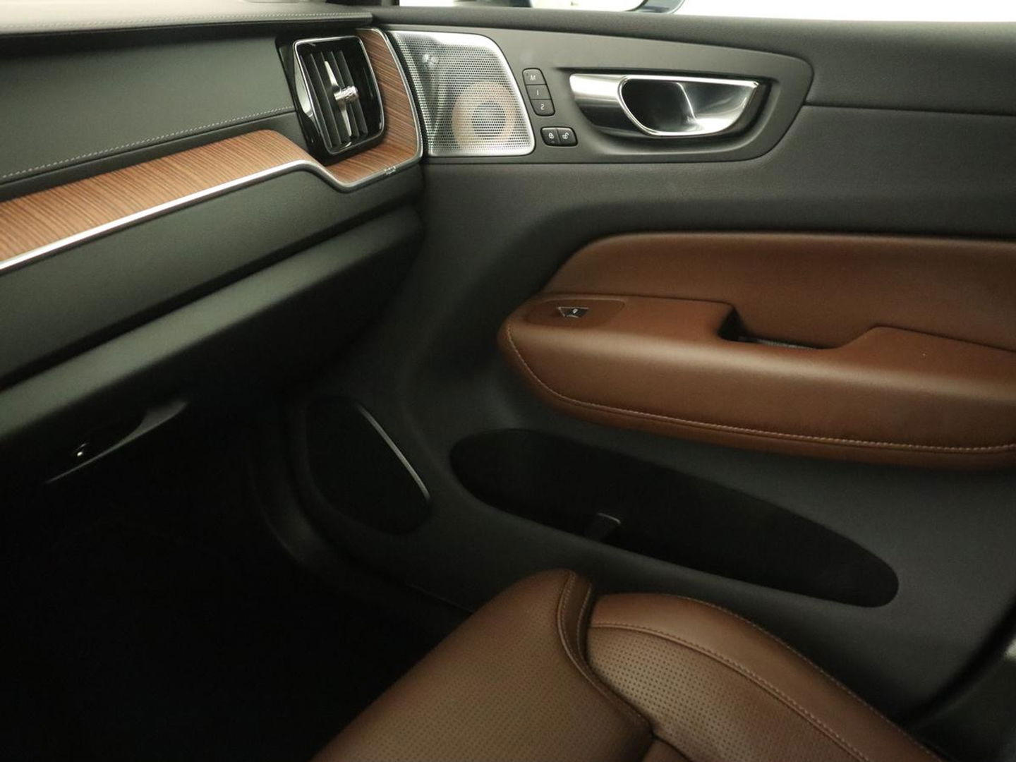 Volvo XC60 2.0 T8 Twin Engine AWD Inscription | Panoramadak | Trekhaak | Stoelventilatie | Bowers & Wilkins | Head-Up | Adaptive cruise | Leder | 360 Camera | Carplay | Navigatie | Luchvering | PHEV | Plug In