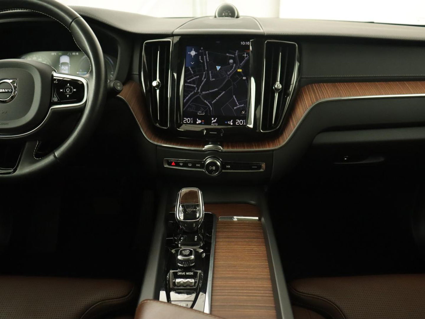 Volvo XC60 2.0 T8 Twin Engine AWD Inscription | Panoramadak | Trekhaak | Stoelventilatie | Bowers & Wilkins | Head-Up | Adaptive cruise | Leder | 360 Camera | Carplay | Navigatie | Luchvering | PHEV | Plug In