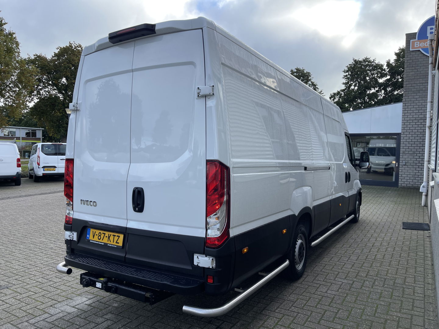 Iveco Daily 35S14V 2.3 Himatic automaat 410 L4H2 / vaste prijs rijklaar € 23.950 ex btw / euro 6 / lease vanaf € 391 / laadruimte 470cm lang / trekhaak 3500 kg! / cruise en climate control