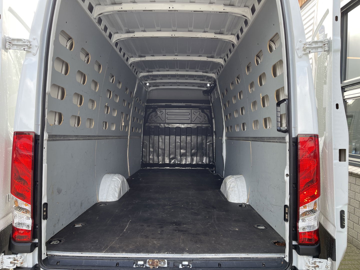 Iveco Daily 35S14V 2.3 Himatic automaat 410 L4H2 / vaste prijs rijklaar € 23.950 ex btw / euro 6 / lease vanaf € 391 / laadruimte 470cm lang / trekhaak 3500 kg! / cruise en climate control