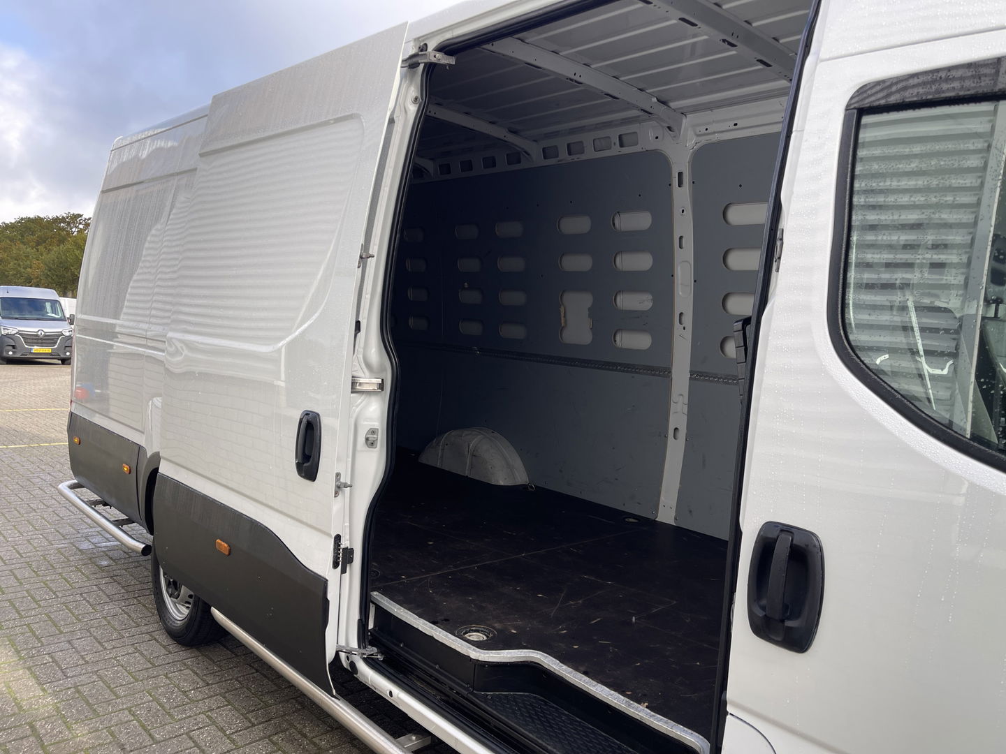 Iveco Daily 35S14V 2.3 Himatic automaat 410 L4H2 / vaste prijs rijklaar € 23.950 ex btw / euro 6 / lease vanaf € 391 / laadruimte 470cm lang / trekhaak 3500 kg! / cruise en climate control
