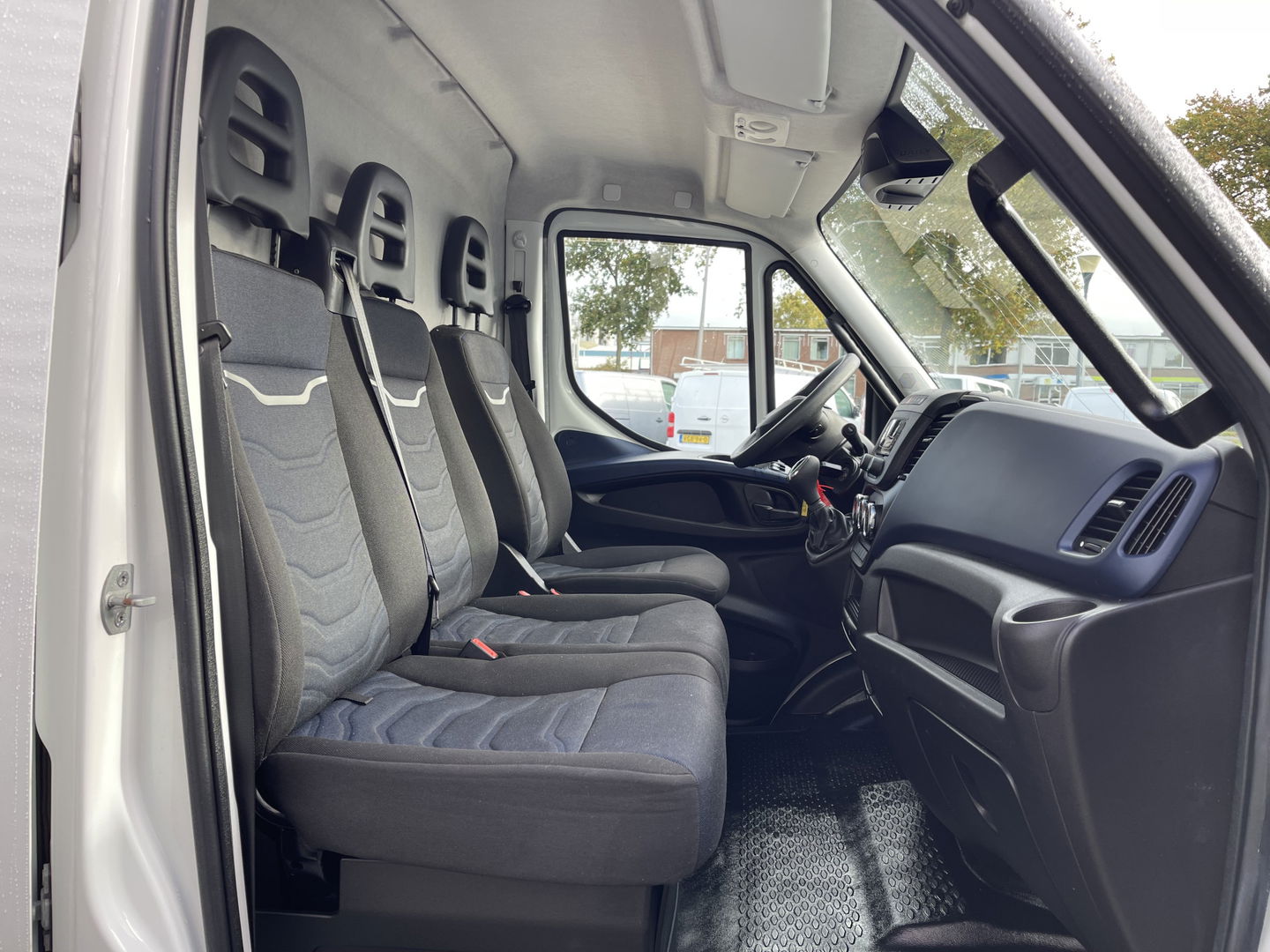 Iveco Daily 35S14V 2.3 Himatic automaat 410 L4H2 / vaste prijs rijklaar € 23.950 ex btw / euro 6 / lease vanaf € 391 / laadruimte 470cm lang / trekhaak 3500 kg! / cruise en climate control