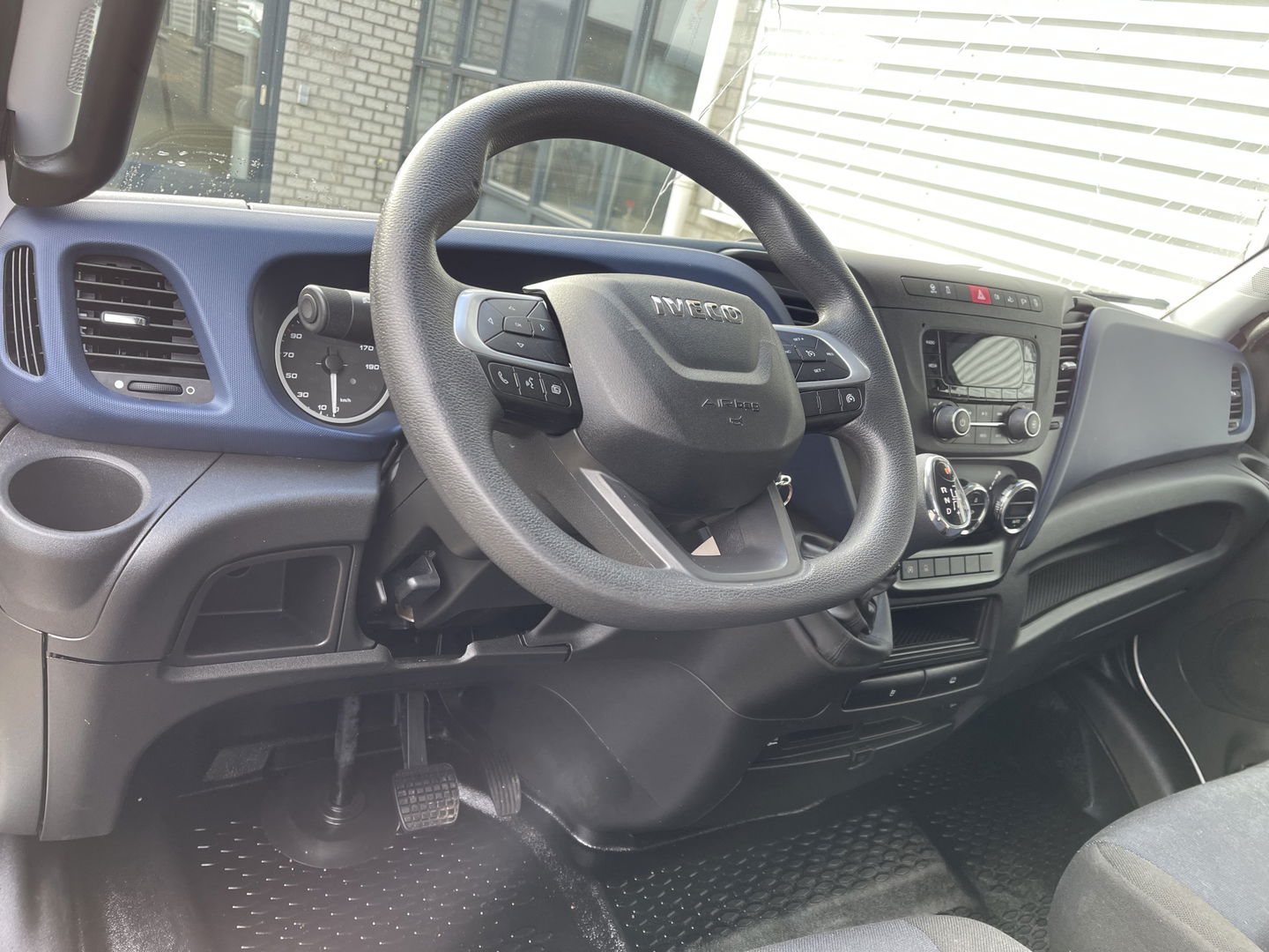 Iveco Daily 35S14V 2.3 Himatic automaat 410 L4H2 / vaste prijs rijklaar € 23.950 ex btw / euro 6 / lease vanaf € 391 / laadruimte 470cm lang / trekhaak 3500 kg! / cruise en climate control