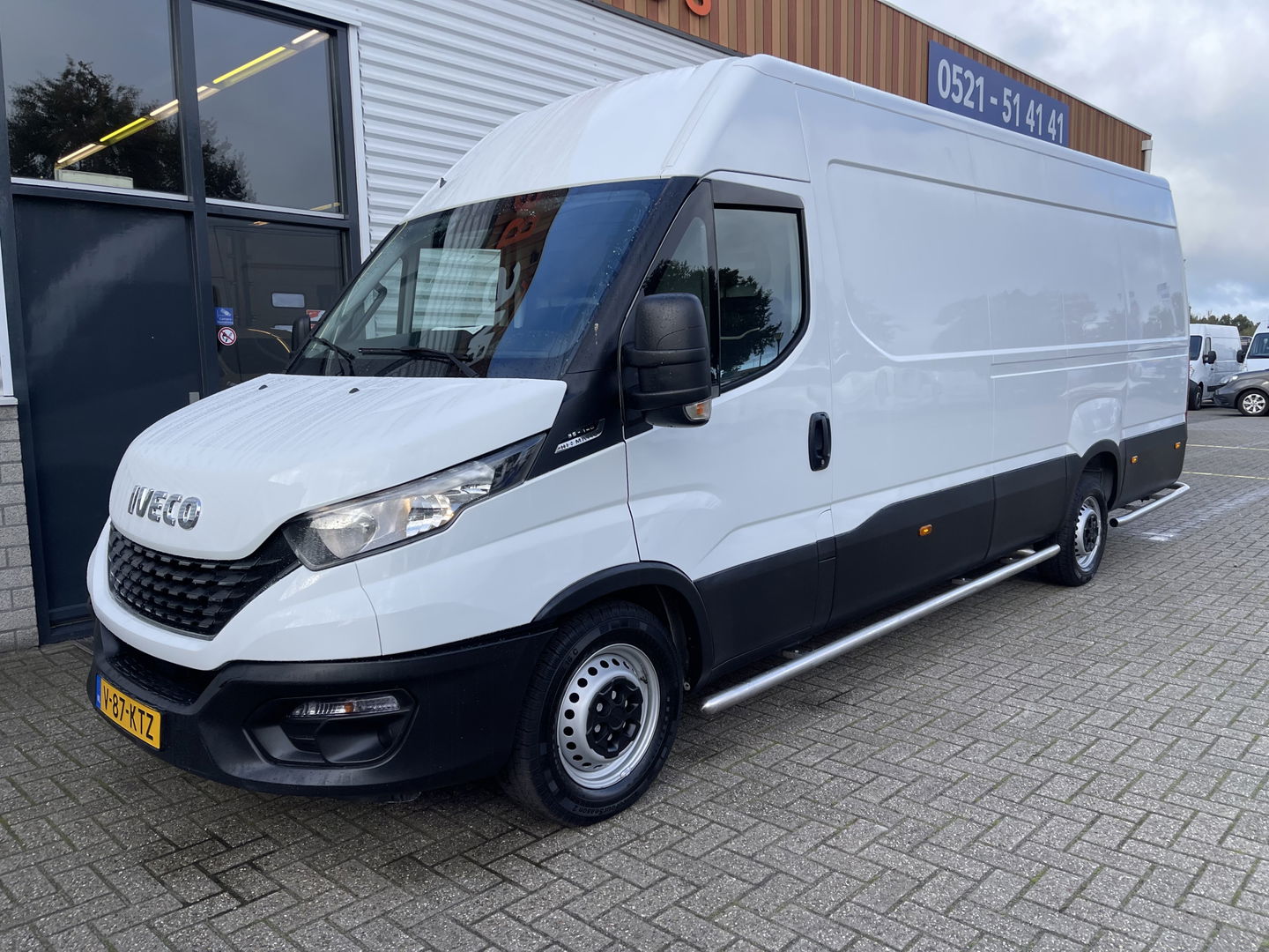 Iveco Daily 35S14V 2.3 Himatic automaat 410 L4H2 / vaste prijs rijklaar € 23.950 ex btw / euro 6 / lease vanaf € 391 / laadruimte 470cm lang / trekhaak 3500 kg! / cruise en climate control