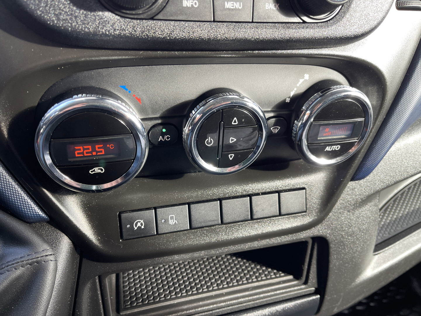 Iveco Daily 35S14V 2.3 Himatic automaat 410 L4H2 / vaste prijs rijklaar € 23.950 ex btw / euro 6 / lease vanaf € 391 / laadruimte 470cm lang / trekhaak 3500 kg! / cruise en climate control