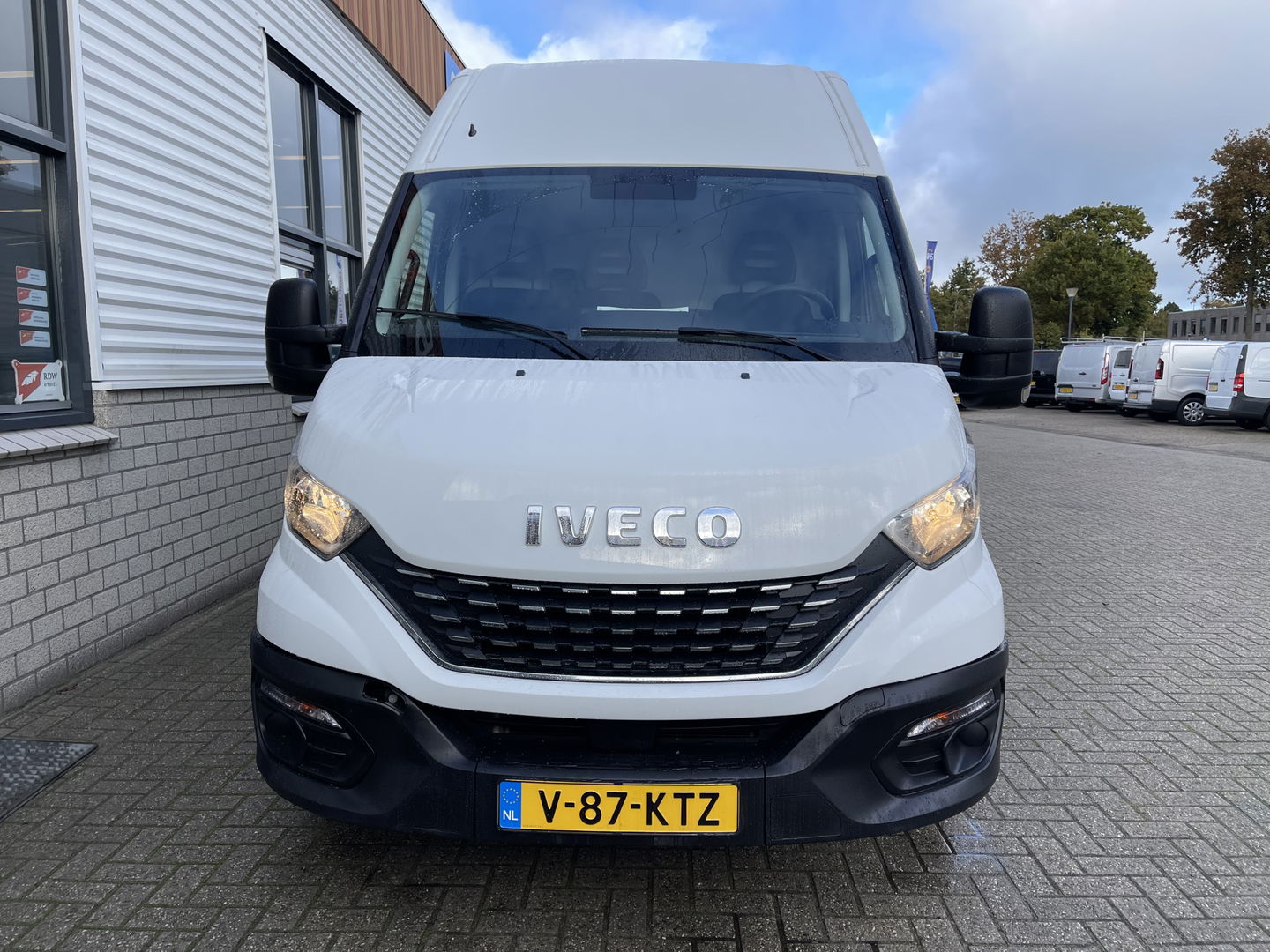 Iveco Daily 35S14V 2.3 Himatic automaat 410 L4H2 / vaste prijs rijklaar € 23.950 ex btw / euro 6 / lease vanaf € 391 / laadruimte 470cm lang / trekhaak 3500 kg! / cruise en climate control