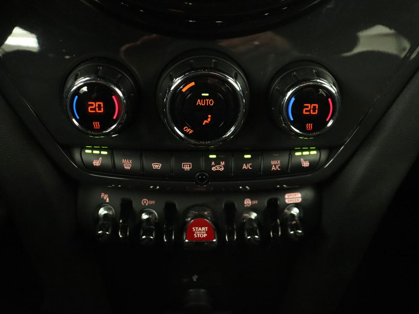 MINI Countryman 1.5 Cooper | Stoelverwarming | Trekhaak | Harman/Kardon | Carplay | Keyless | Navigatie | Climate control | Cruise control | Park Assist | Full LED