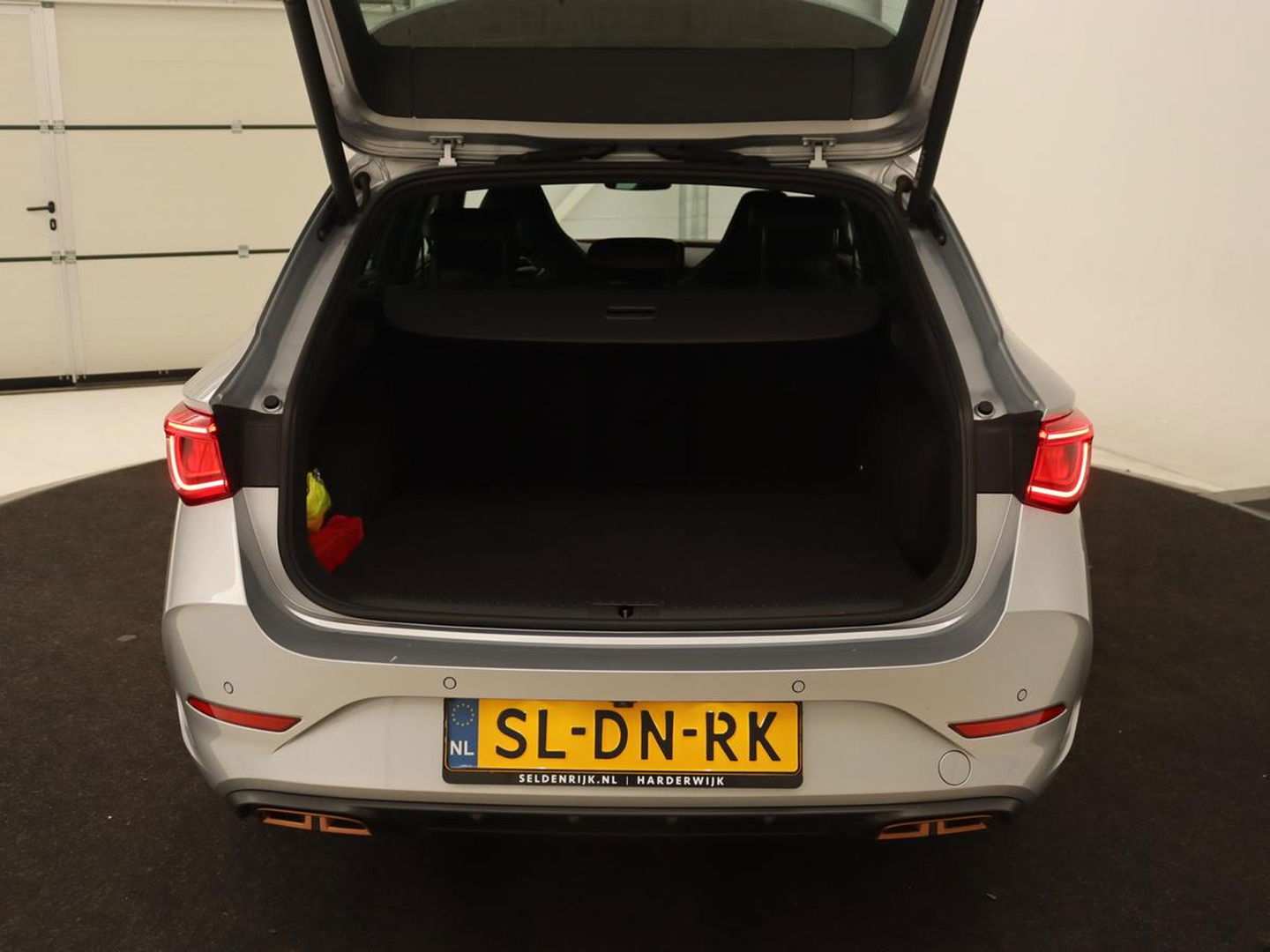 CUPRA Leon 1.4 eHybrid | Stoelverwarming | Camera | Adaptive cruise | Navigatie | Carplay | Sfeerverlichting | Keyless | Park Assist | Sportstoelen | Full LED | PHEV | Plug In