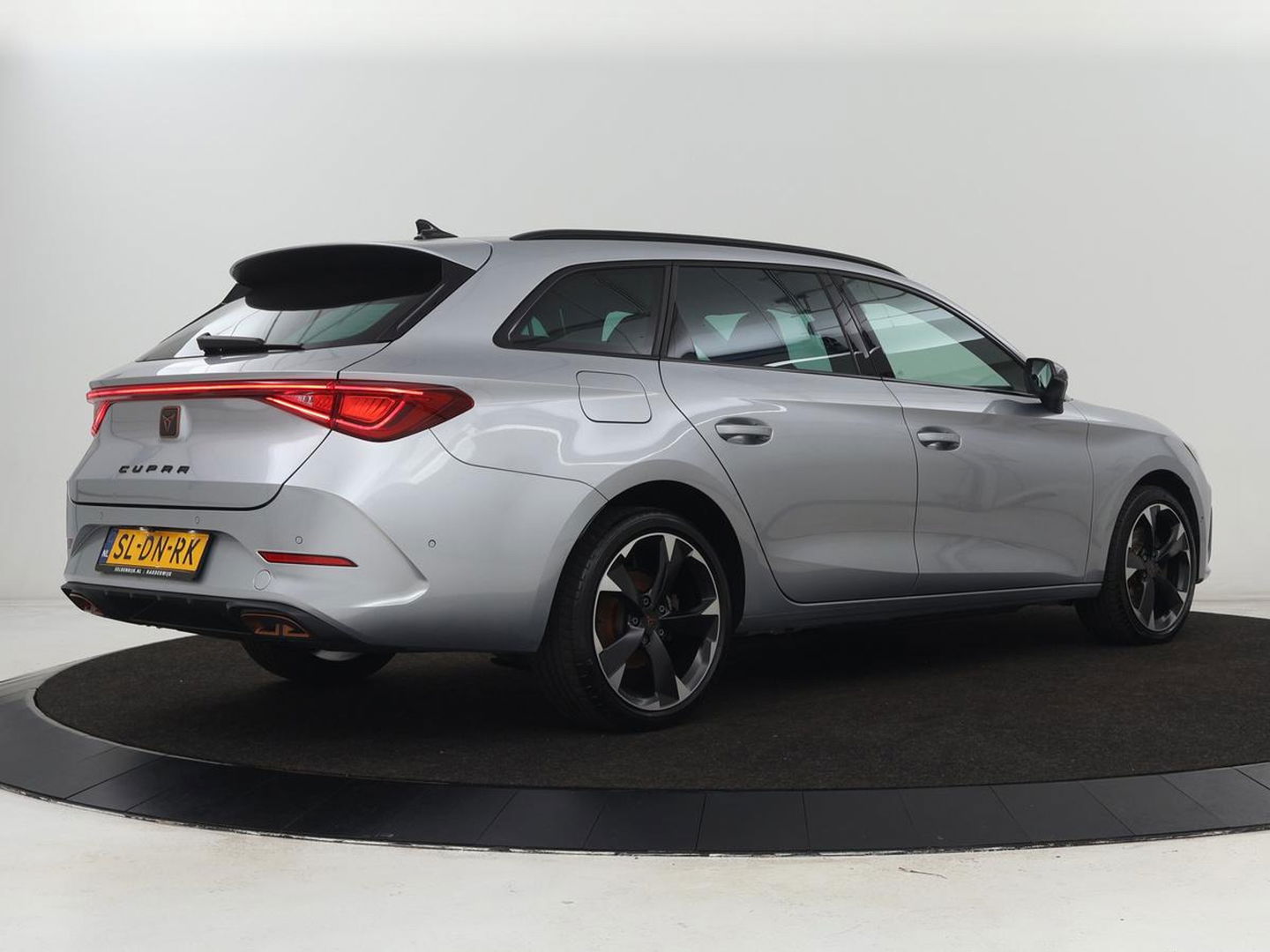 CUPRA Leon 1.4 eHybrid | Stoelverwarming | Camera | Adaptive cruise | Navigatie | Carplay | Sfeerverlichting | Keyless | Park Assist | Sportstoelen | Full LED | PHEV | Plug In