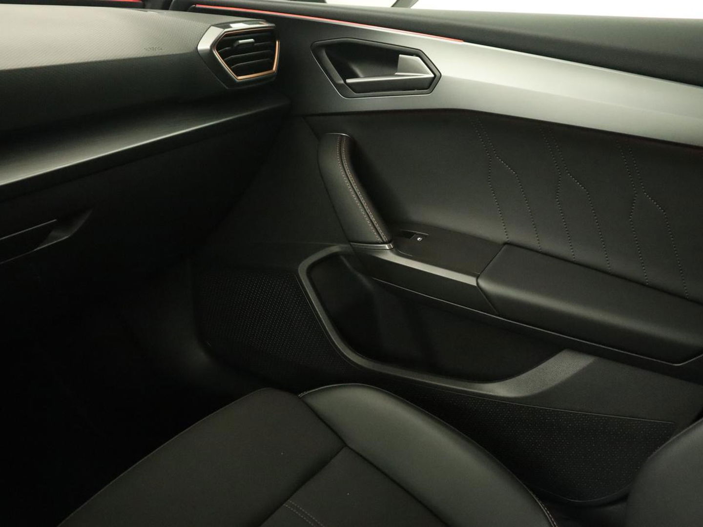 CUPRA Leon 1.4 eHybrid | Stoelverwarming | Camera | Adaptive cruise | Navigatie | Carplay | Sfeerverlichting | Keyless | Park Assist | Sportstoelen | Full LED | PHEV | Plug In