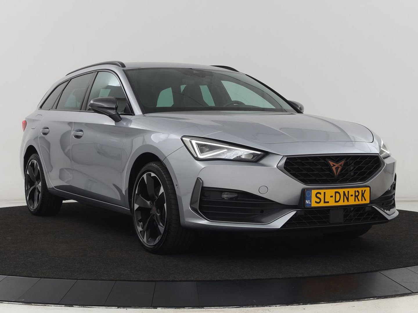 CUPRA Leon 1.4 eHybrid | Stoelverwarming | Camera | Adaptive cruise | Navigatie | Carplay | Sfeerverlichting | Keyless | Park Assist | Sportstoelen | Full LED | PHEV | Plug In