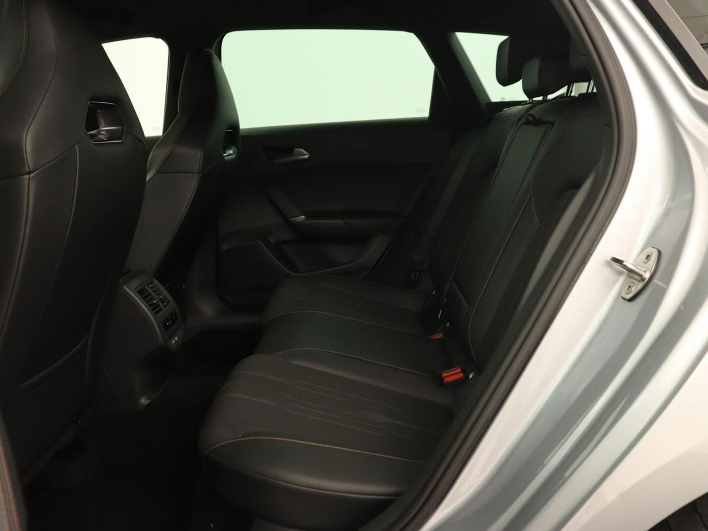 CUPRA Leon 1.4 eHybrid | Stoelverwarming | Camera | Adaptive cruise | Navigatie | Carplay | Sfeerverlichting | Keyless | Park Assist | Sportstoelen | Full LED | PHEV | Plug In