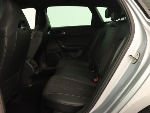 CUPRA Leon 1.4 eHybrid | Stoelverwarming | Camera | Adaptive cruise | Navigatie | Carplay | Sfeerverlichting | Keyless | Park Assist | Sportstoelen | Full LED | PHEV | Plug In