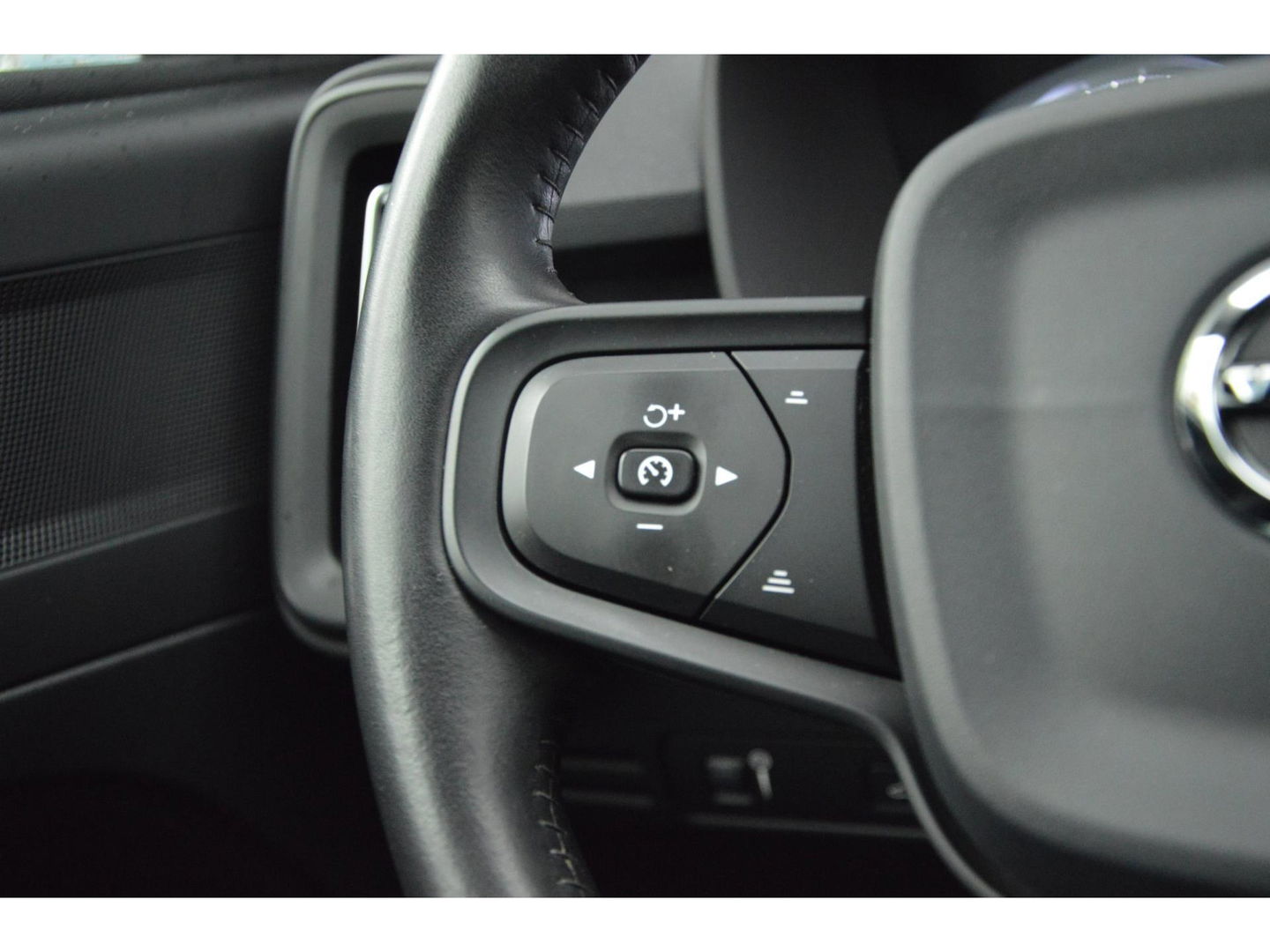 Volvo XC40 T3 | Dealer onderhouden | Cruise Control | Navigatie | Voor + Achter Parkeersensoren |