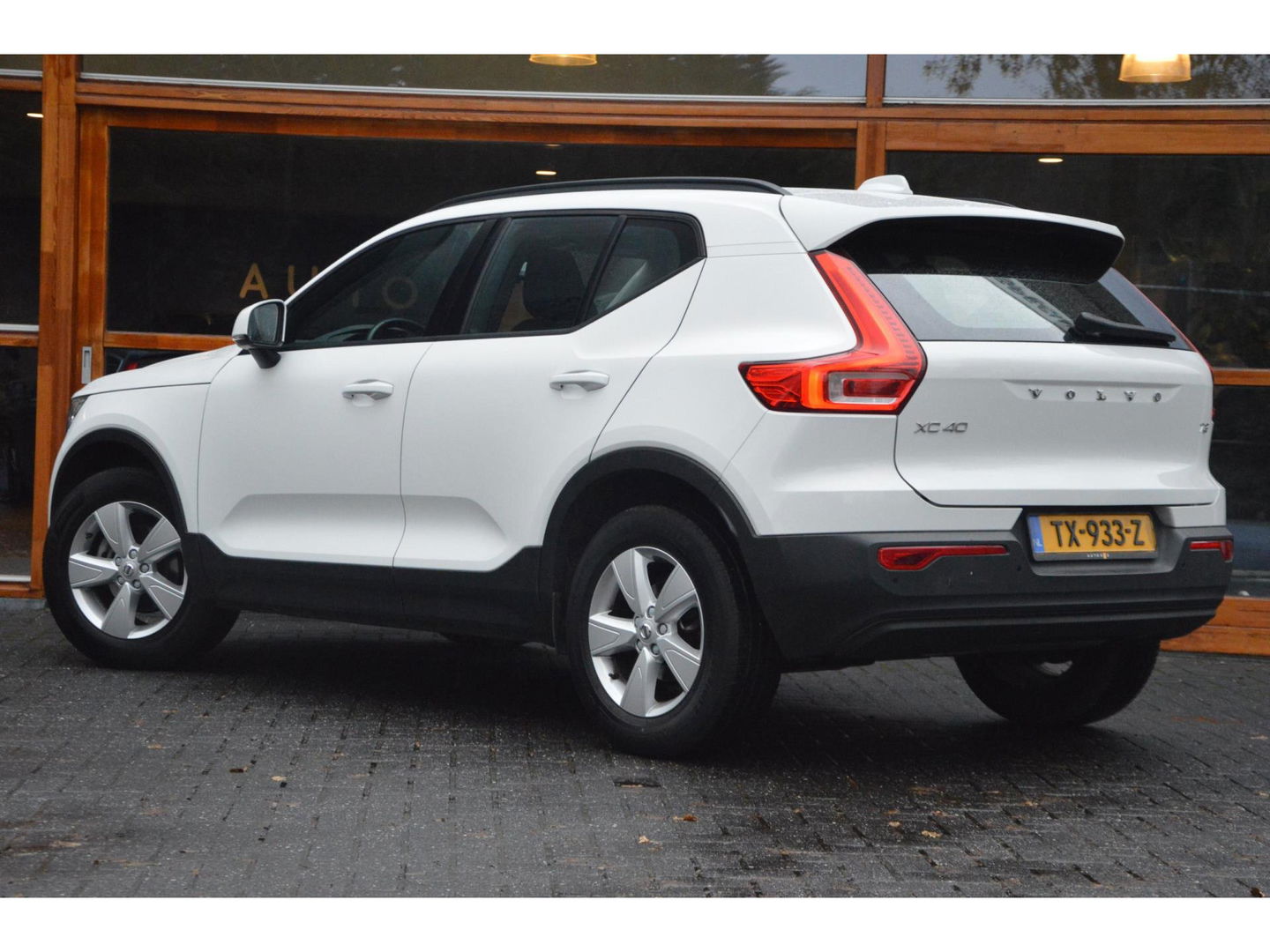 Volvo XC40 T3 | Dealer onderhouden | Cruise Control | Navigatie | Voor + Achter Parkeersensoren |
