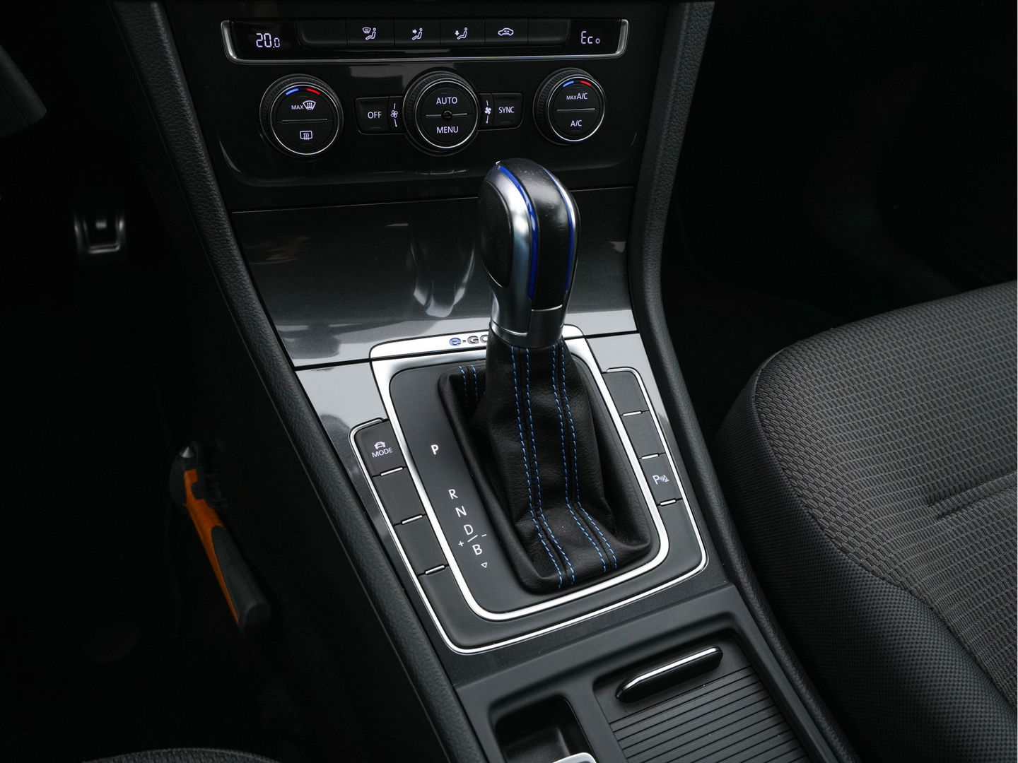 Volkswagen e-Golf {SOH-90%} Aut. *ADAPTIVE-CRUISE | FULL-LED | NAVI-FULLMAP | COMFORT-SEATS | ECC | PRIVACY-GLASS | PARKPILOT | CCS-FASTLOADER | 16''ALU*
