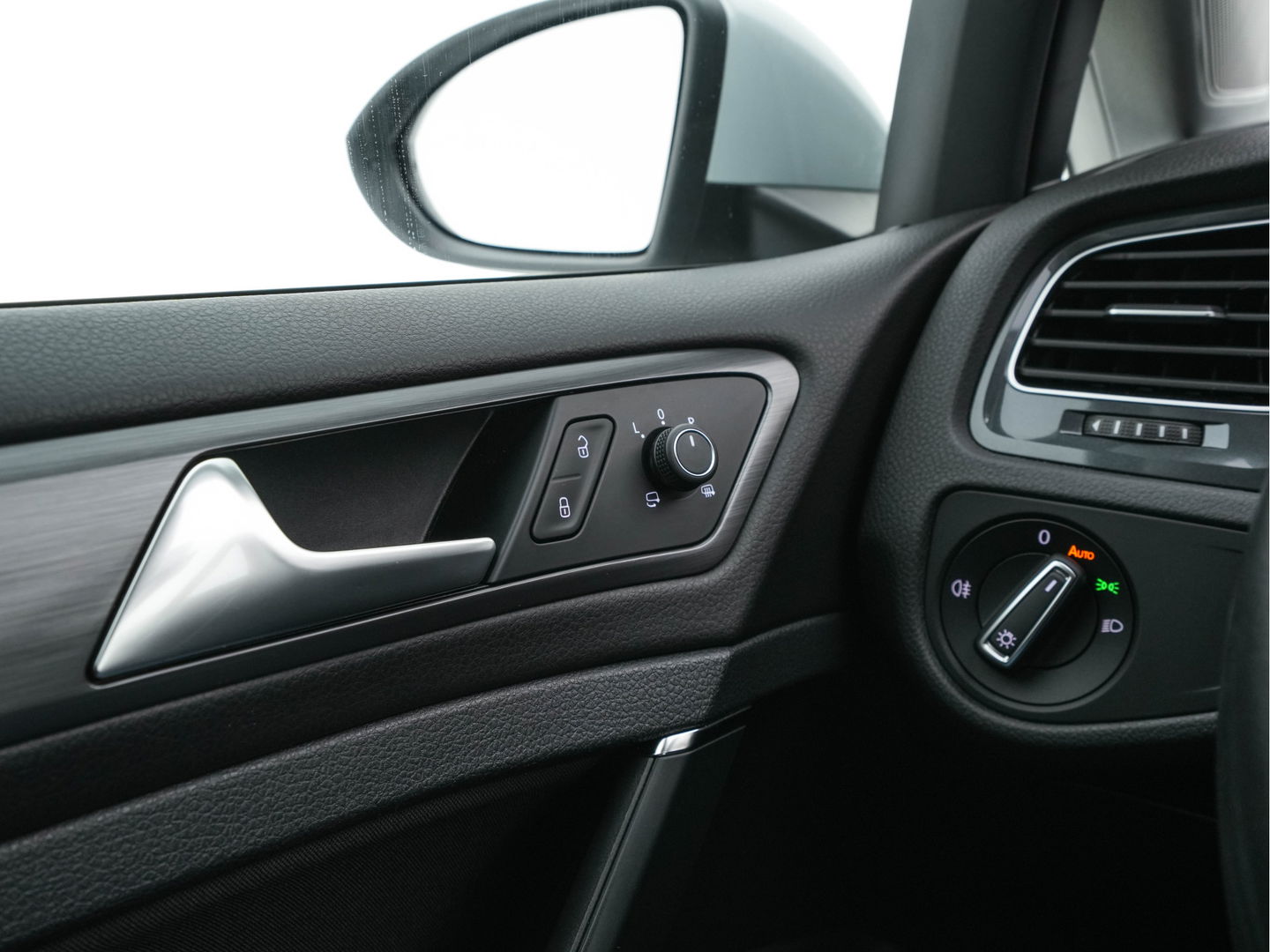 Volkswagen e-Golf {SOH-90%} Aut. *ADAPTIVE-CRUISE | FULL-LED | NAVI-FULLMAP | COMFORT-SEATS | ECC | PRIVACY-GLASS | PARKPILOT | CCS-FASTLOADER | 16''ALU*