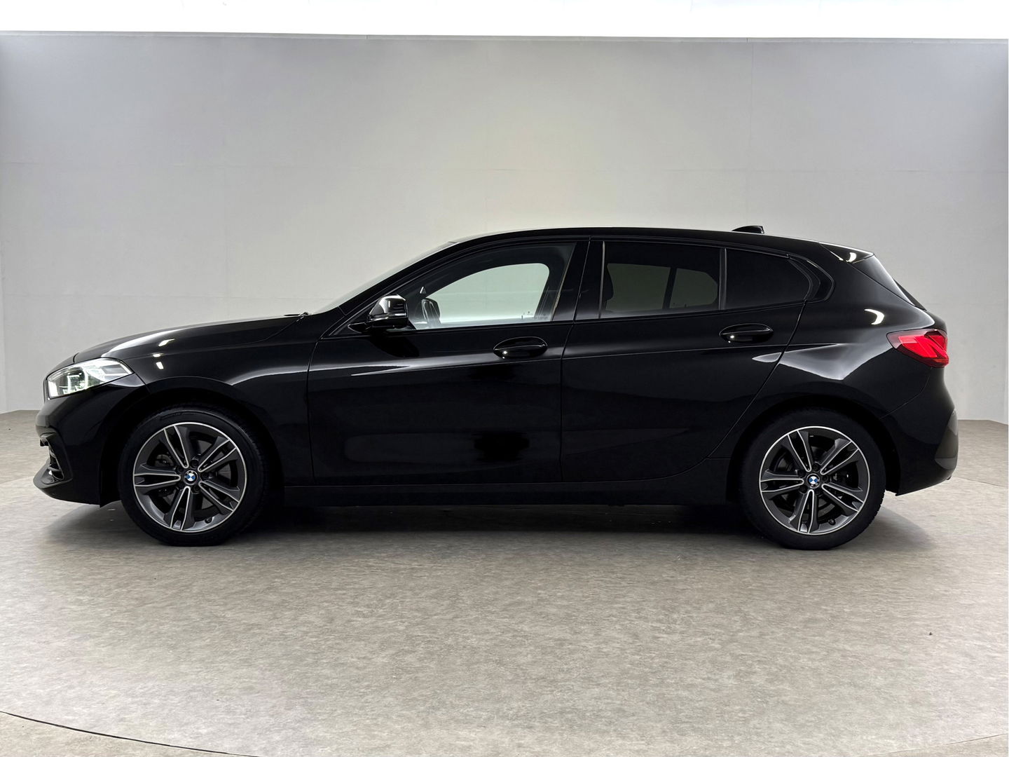 BMW 1-serie 118i Executive Edition | Sfeerverl. | Virtual | Cruise | Carplay | Parkeersens. | NAP