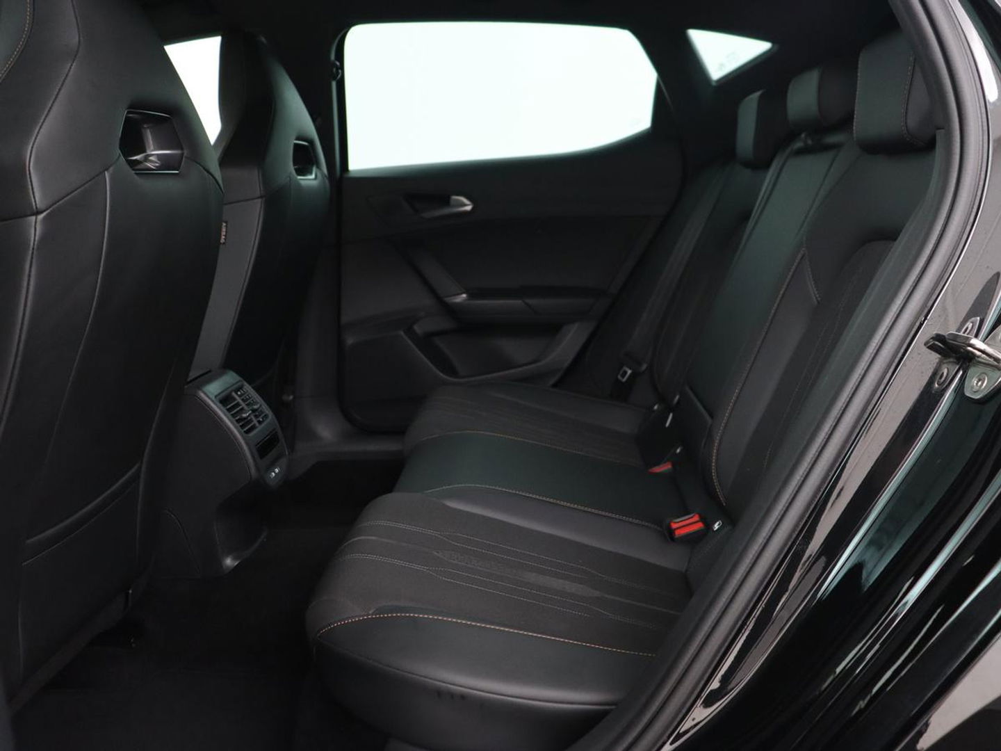 CUPRA Leon 1.4 e-Hybrid VZ Copper Edition | 245pk | Stoelverwarming | Adaptive cruise | Camera | Carplay | Navigatie | Sfeerverlichting | Keyless | Full LED | Sportstoelen | PHEV | Plug In