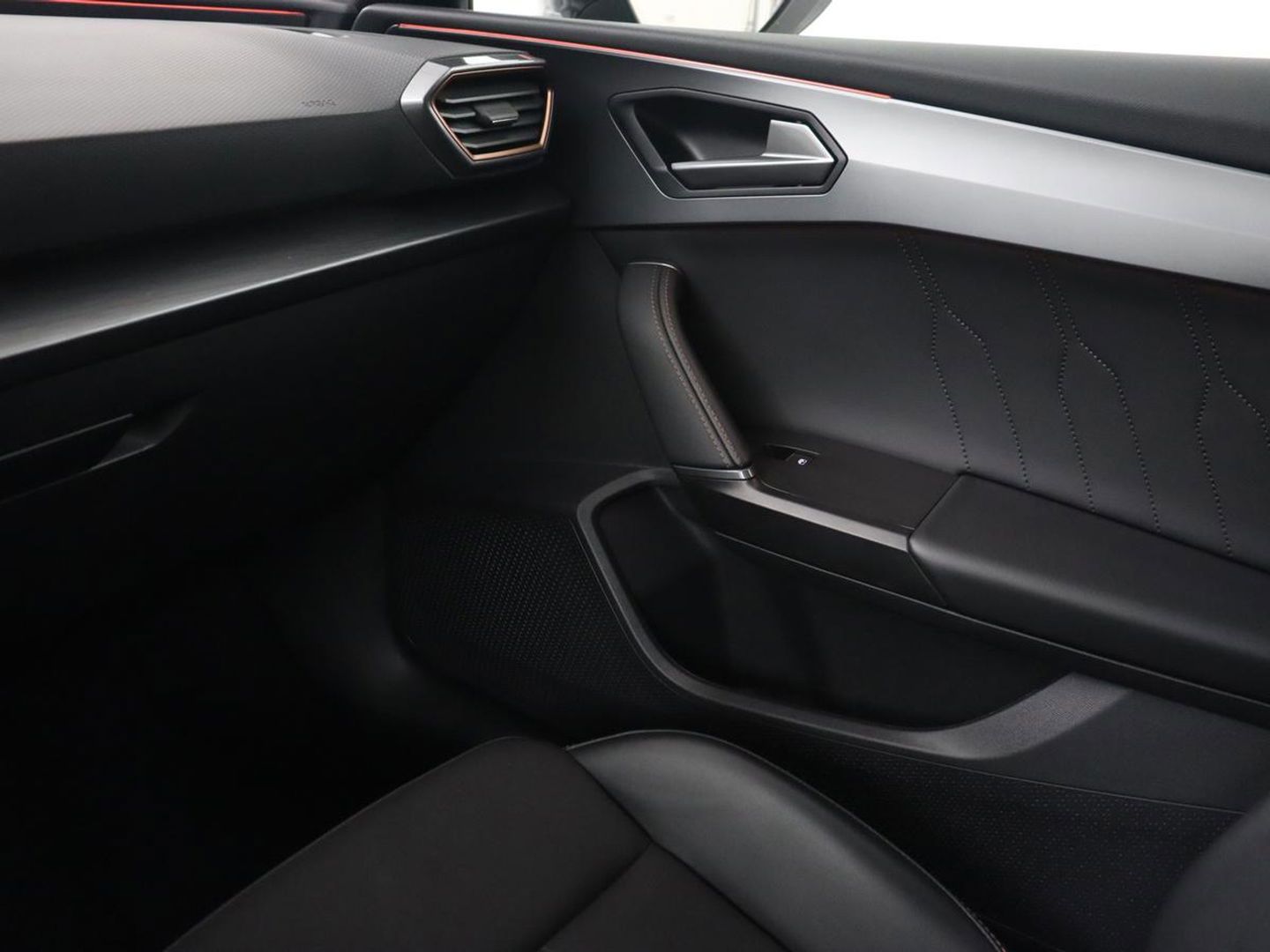 CUPRA Leon 1.4 e-Hybrid VZ Copper Edition | 245pk | Stoelverwarming | Adaptive cruise | Camera | Carplay | Navigatie | Sfeerverlichting | Keyless | Full LED | Sportstoelen | PHEV | Plug In