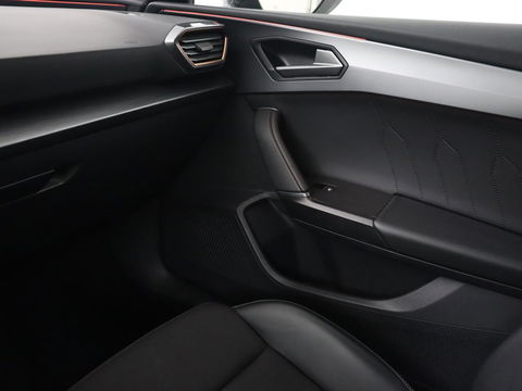 CUPRA Leon 1.4 e-Hybrid VZ Copper Edition | 245pk | Stoelverwarming | Adaptive cruise | Camera | Carplay | Navigatie | Sfeerverlichting | Keyless | Full LED | Sportstoelen | PHEV | Plug In