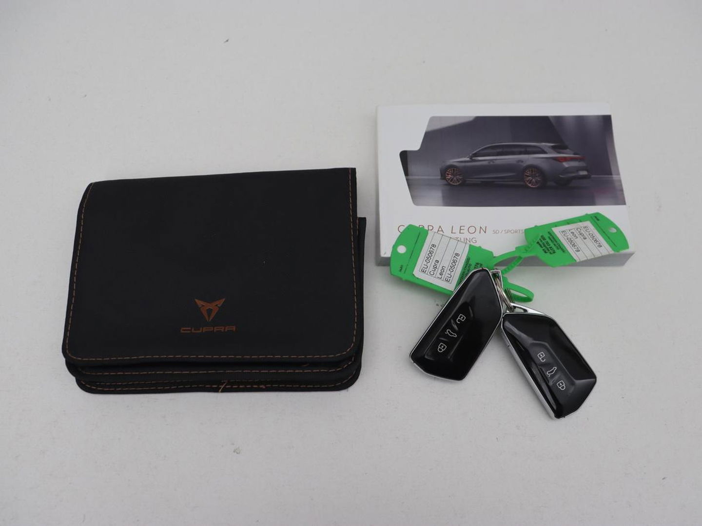 CUPRA Leon 1.4 e-Hybrid VZ Copper Edition | 245pk | Stoelverwarming | Adaptive cruise | Camera | Carplay | Navigatie | Sfeerverlichting | Keyless | Full LED | Sportstoelen | PHEV | Plug In