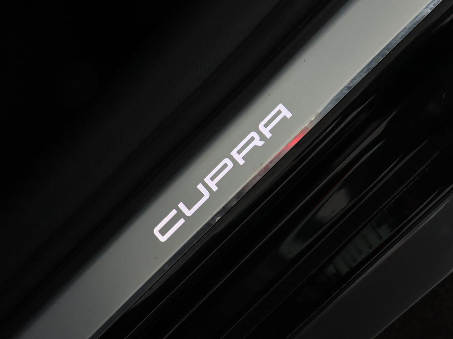 CUPRA Leon 1.4 e-Hybrid VZ Copper Edition | 245pk | Stoelverwarming | Adaptive cruise | Camera | Carplay | Navigatie | Sfeerverlichting | Keyless | Full LED | Sportstoelen | PHEV | Plug In