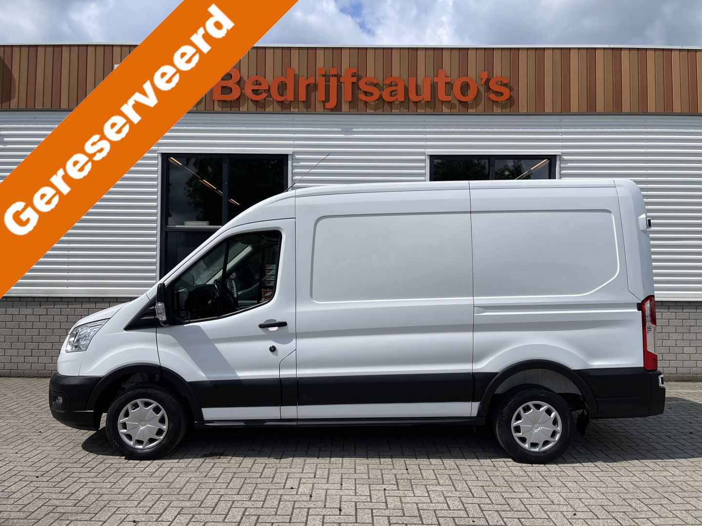 Ford Transit 310 2.0 TDCI L2H2 Trend / vaste prijs rijklaar € 16.950 ex btw / lease vanaf € 285 / airco / cruise control / euro 6 diesel / bpm vrij / trekhaak 2450 kg !
