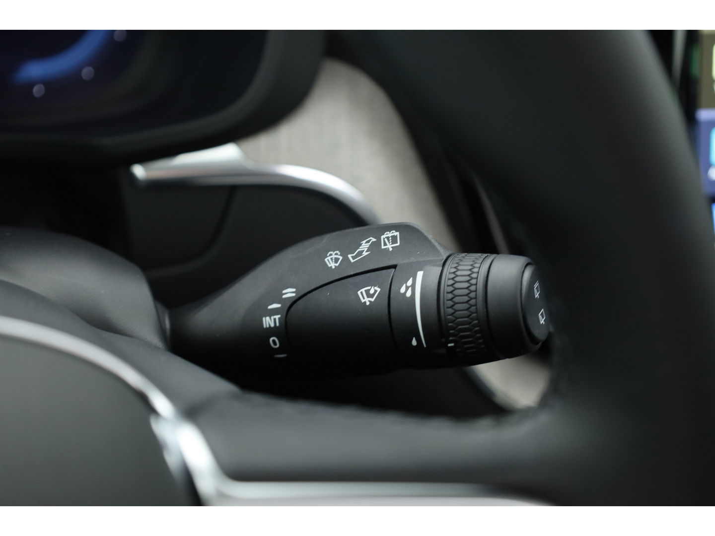 Volvo XC60 2.0 T8 AWD Ultra Dark | Full option | Luchtvering | Trekhaak | Massage | B&W Audio | 360 camera | Head-up |