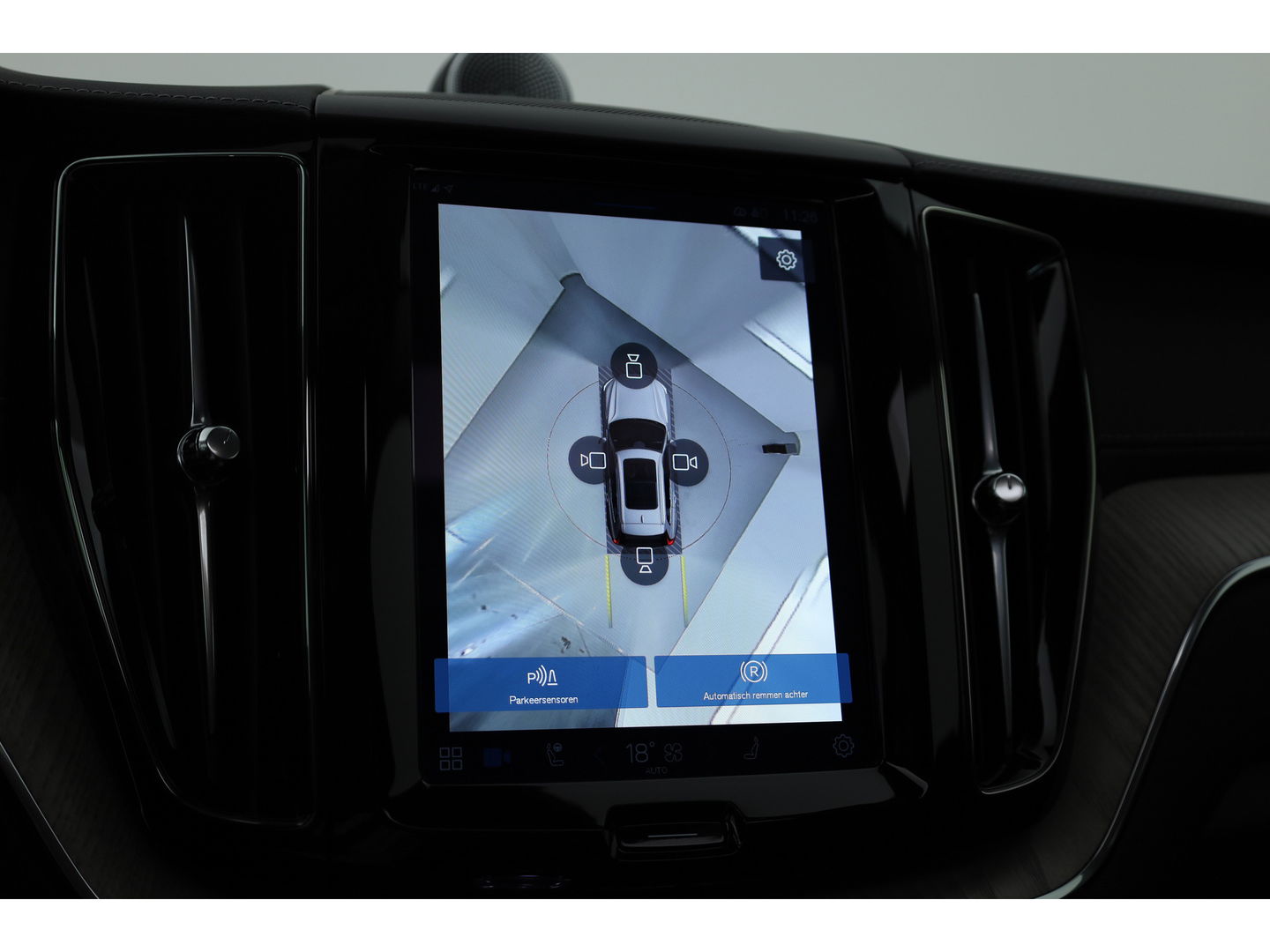 Volvo XC60 2.0 T8 AWD Ultra Dark | Full option | Luchtvering | Trekhaak | Massage | B&W Audio | 360 camera | Head-up |
