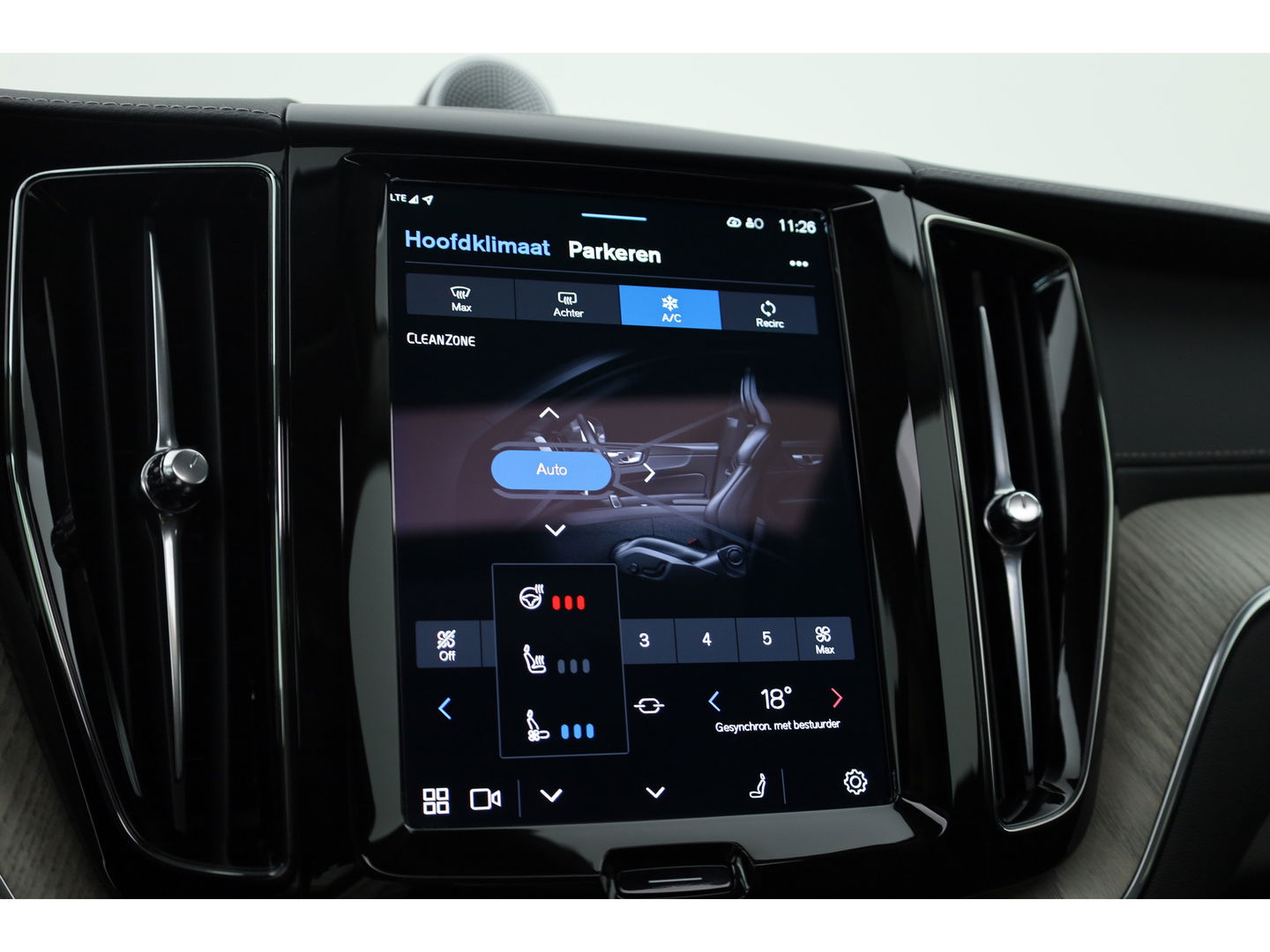 Volvo XC60 2.0 T8 AWD Ultra Dark | Full option | Luchtvering | Trekhaak | Massage | B&W Audio | 360 camera | Head-up |