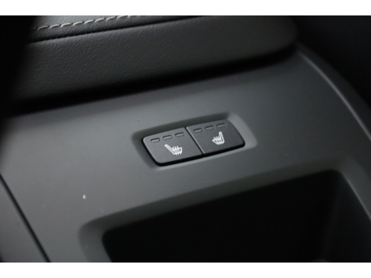 Volvo XC60 2.0 T8 AWD Ultra Dark | Full option | Luchtvering | Trekhaak | Massage | B&W Audio | 360 camera | Head-up |