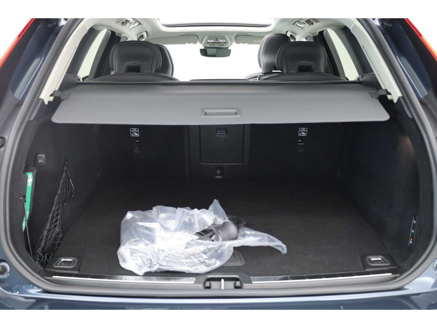 Volvo XC60 2.0 T8 AWD Ultra Dark | Full option | Luchtvering | Trekhaak | Massage | B&W Audio | 360 camera | Head-up |