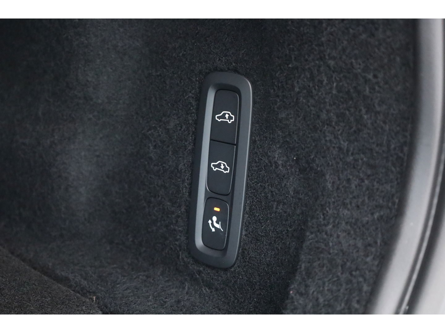 Volvo XC60 2.0 T8 AWD Ultra Dark | Full option | Luchtvering | Trekhaak | Massage | B&W Audio | 360 camera | Head-up |