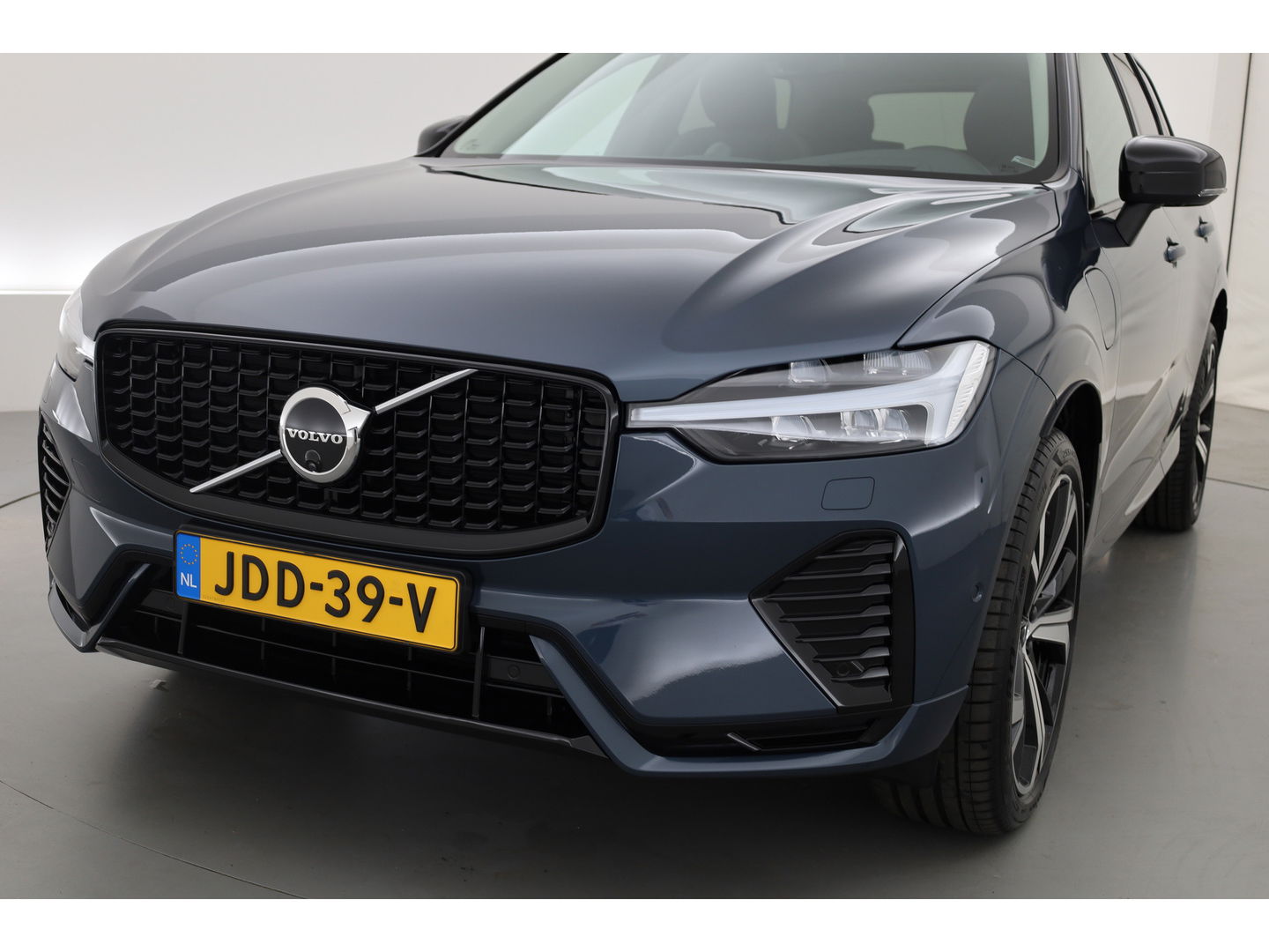 Volvo XC60 2.0 T8 AWD Ultra Dark | Full option | Luchtvering | Trekhaak | Massage | B&W Audio | 360 camera | Head-up |