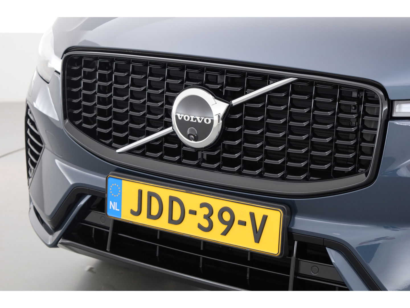 Volvo XC60 2.0 T8 AWD Ultra Dark | Full option | Luchtvering | Trekhaak | Massage | B&W Audio | 360 camera | Head-up |