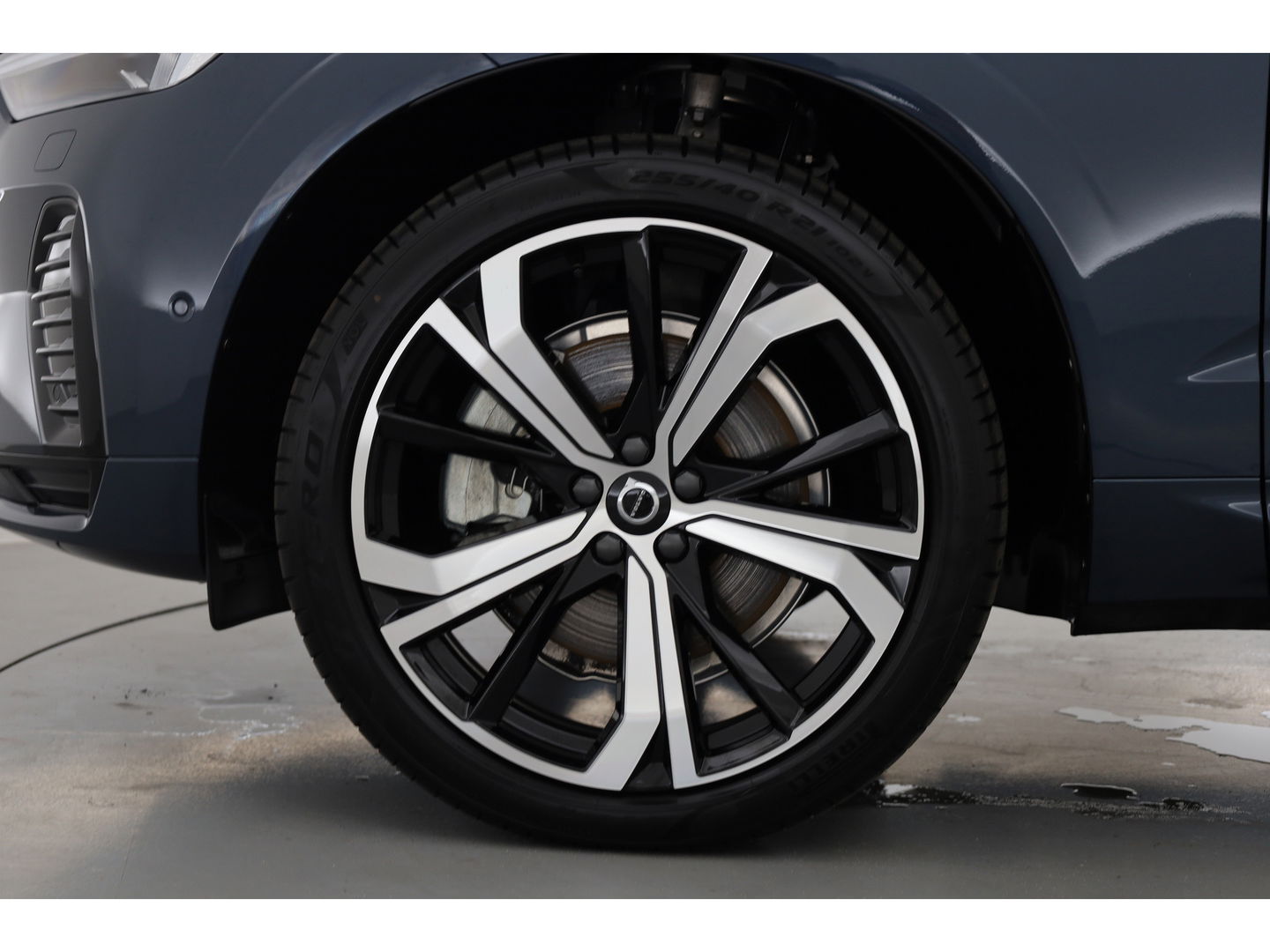 Volvo XC60 2.0 T8 AWD Ultra Dark | Full option | Luchtvering | Trekhaak | Massage | B&W Audio | 360 camera | Head-up |