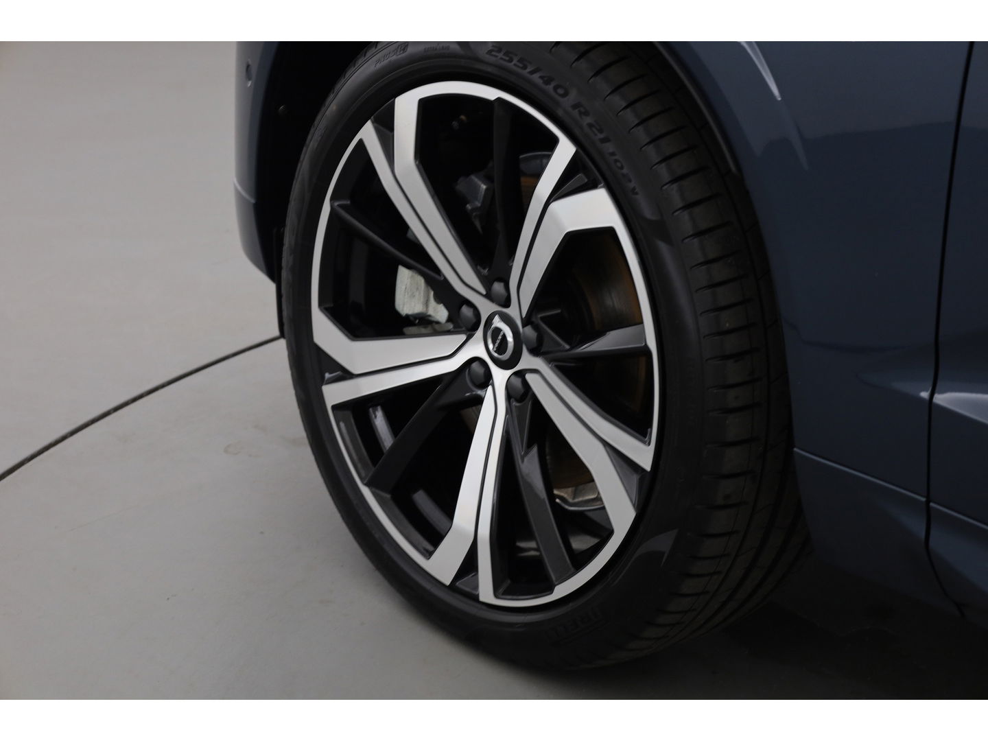 Volvo XC60 2.0 T8 AWD Ultra Dark | Full option | Luchtvering | Trekhaak | Massage | B&W Audio | 360 camera | Head-up |