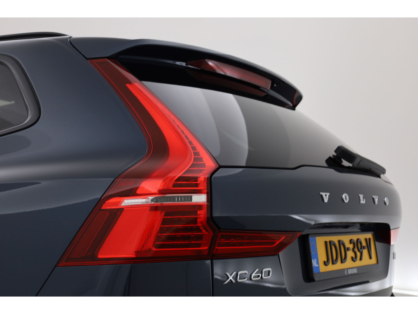 Volvo XC60 2.0 T8 AWD Ultra Dark | Full option | Luchtvering | Trekhaak | Massage | B&W Audio | 360 camera | Head-up |