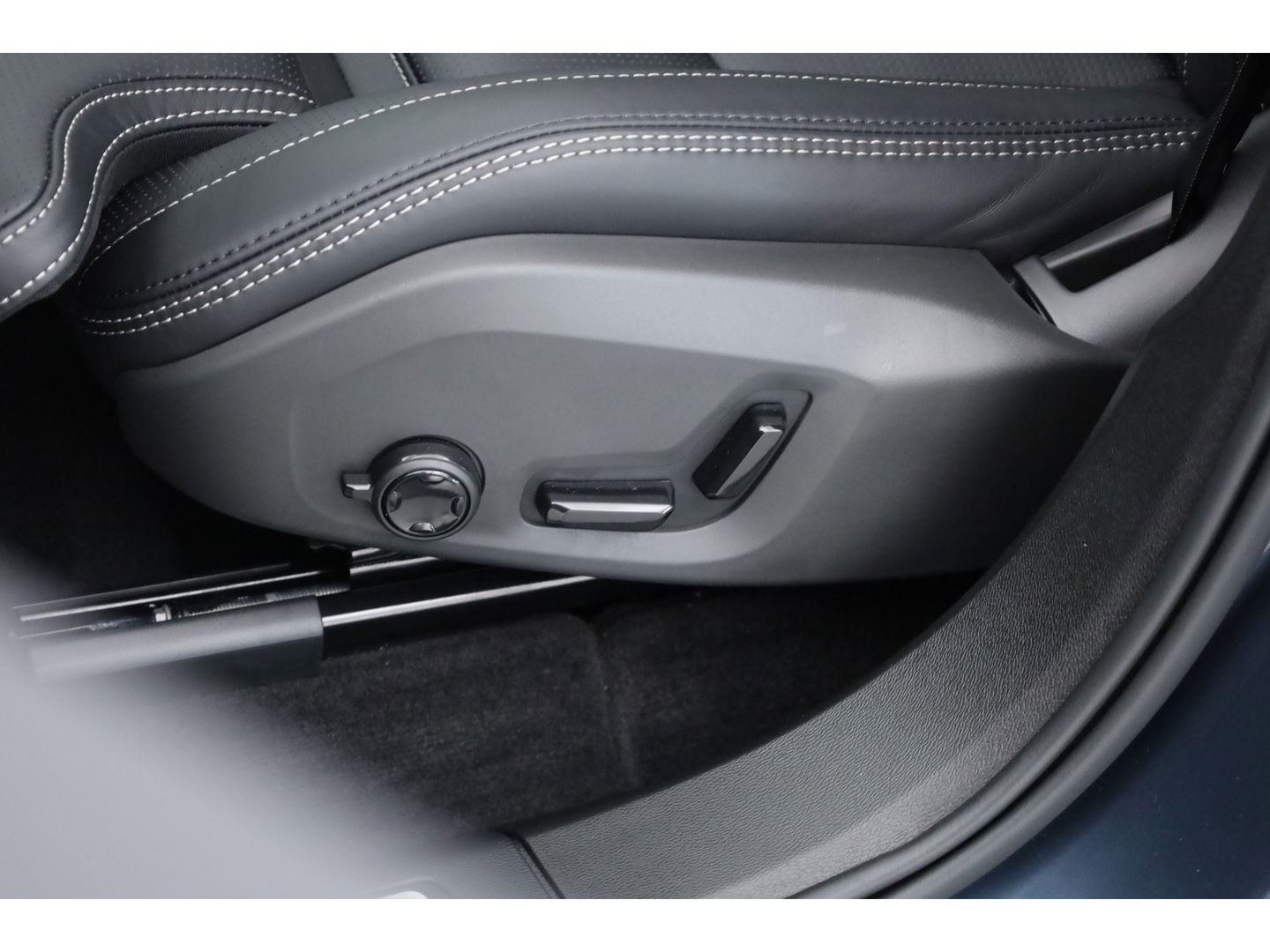 Volvo XC60 2.0 T8 AWD Ultra Dark | Full option | Luchtvering | Trekhaak | Massage | B&W Audio | 360 camera | Head-up |