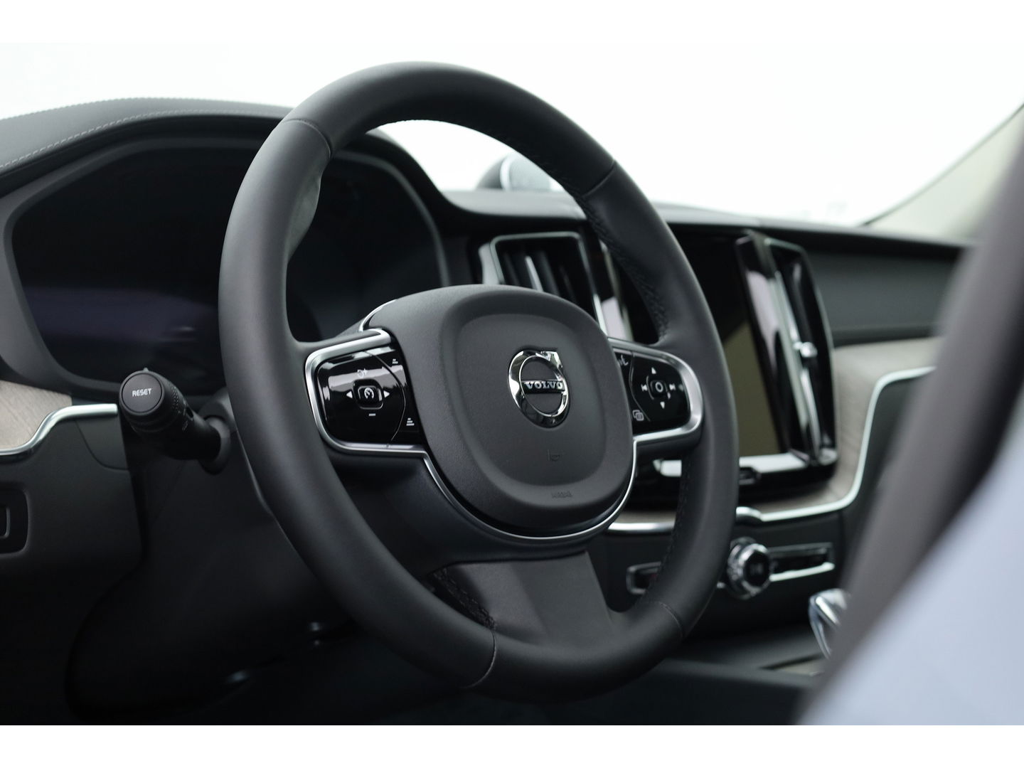Volvo XC60 2.0 T8 AWD Ultra Dark | Full option | Luchtvering | Trekhaak | Massage | B&W Audio | 360 camera | Head-up |