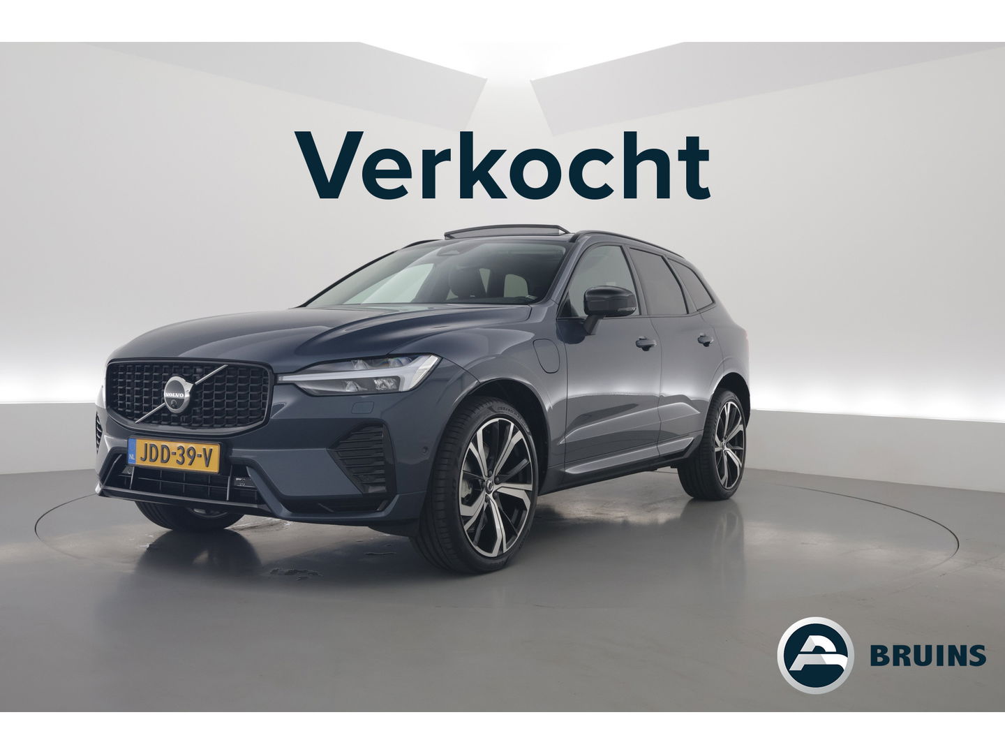 Volvo XC60 2.0 T8 AWD Ultra Dark | Full option | Luchtvering | Trekhaak | Massage | B&W Audio | 360 camera | Head-up |