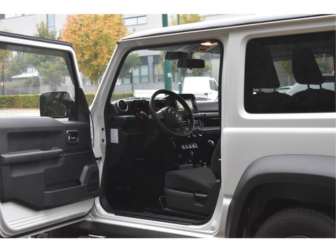 Suzuki Jimny 1.5 Stijl Allgrip 4WD Two-tone | Uniek | NL-Auto | Afn.trekhaak | Carplay/Anroid | Nav | DAB | Stoelverwarming | Climate Control | Nieuwstaat