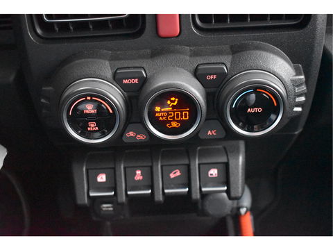 Suzuki Jimny 1.5 Stijl Allgrip 4WD Two-tone | Uniek | NL-Auto | Afn.trekhaak | Carplay/Anroid | Nav | DAB | Stoelverwarming | Climate Control | Nieuwstaat