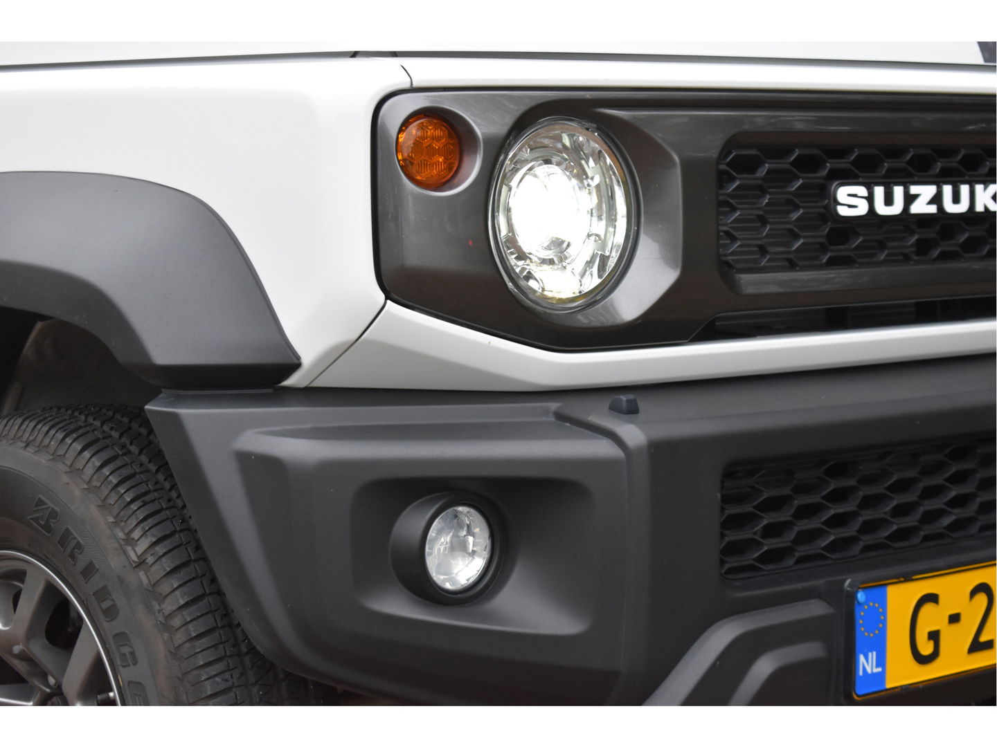 Suzuki Jimny 1.5 Stijl Allgrip 4WD Two-tone | Uniek | NL-Auto | Afn.trekhaak | Carplay/Anroid | Nav | DAB | Stoelverwarming | Climate Control | Nieuwstaat