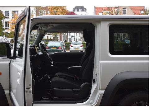 Suzuki Jimny 1.5 Stijl Allgrip 4WD Two-tone | Uniek | NL-Auto | Afn.trekhaak | Carplay/Anroid | Nav | DAB | Stoelverwarming | Climate Control | Nieuwstaat
