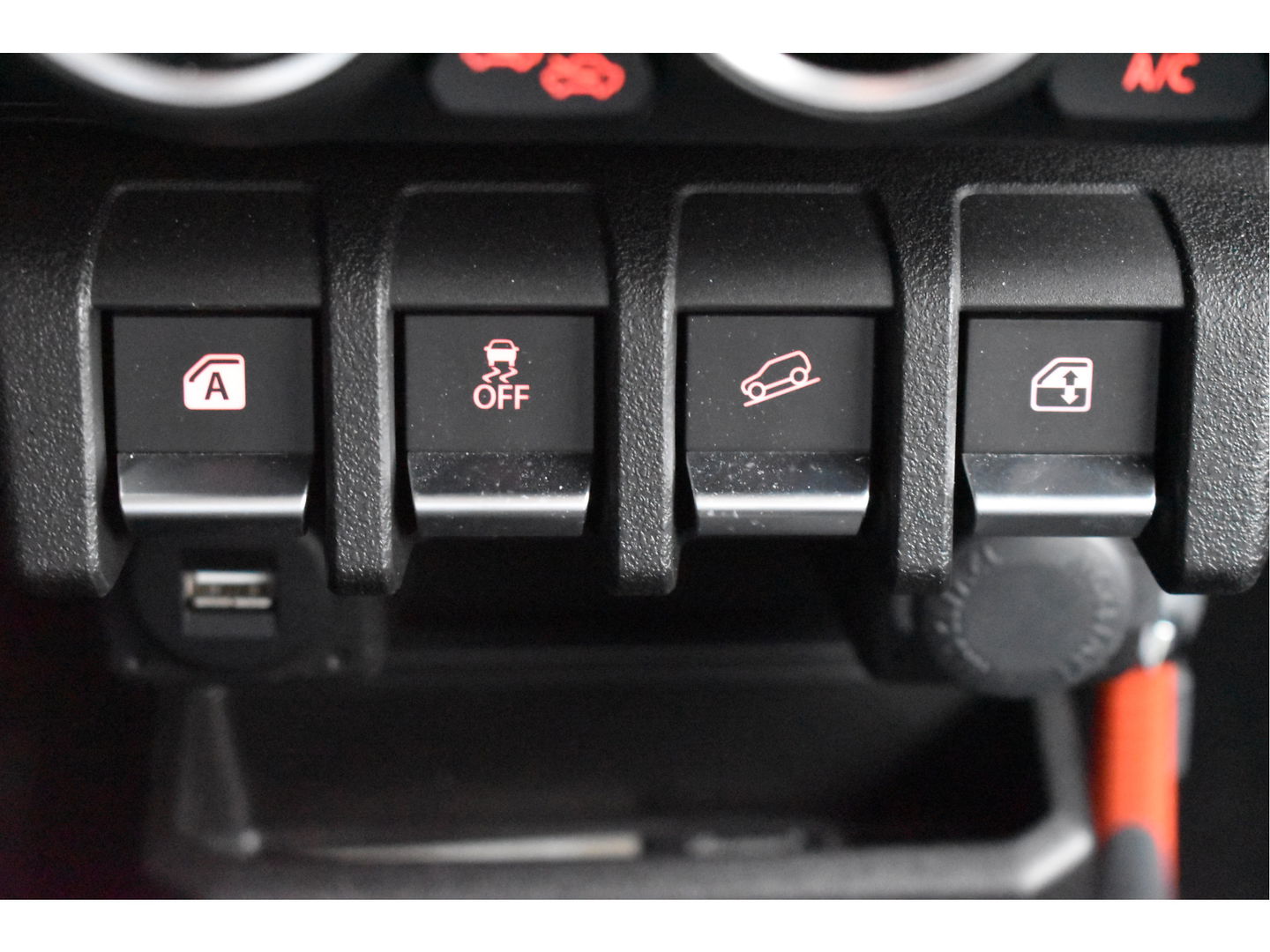 Suzuki Jimny 1.5 Stijl Allgrip 4WD Two-tone | Uniek | NL-Auto | Afn.trekhaak | Carplay/Anroid | Nav | DAB | Stoelverwarming | Climate Control | Nieuwstaat