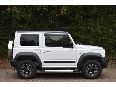Suzuki Jimny 1.5 Stijl Allgrip 4WD Two-tone | Uniek | NL-Auto | Afn.trekhaak | Carplay/Anroid | Nav | DAB | Stoelverwarming | Climate Control | Nieuwstaat